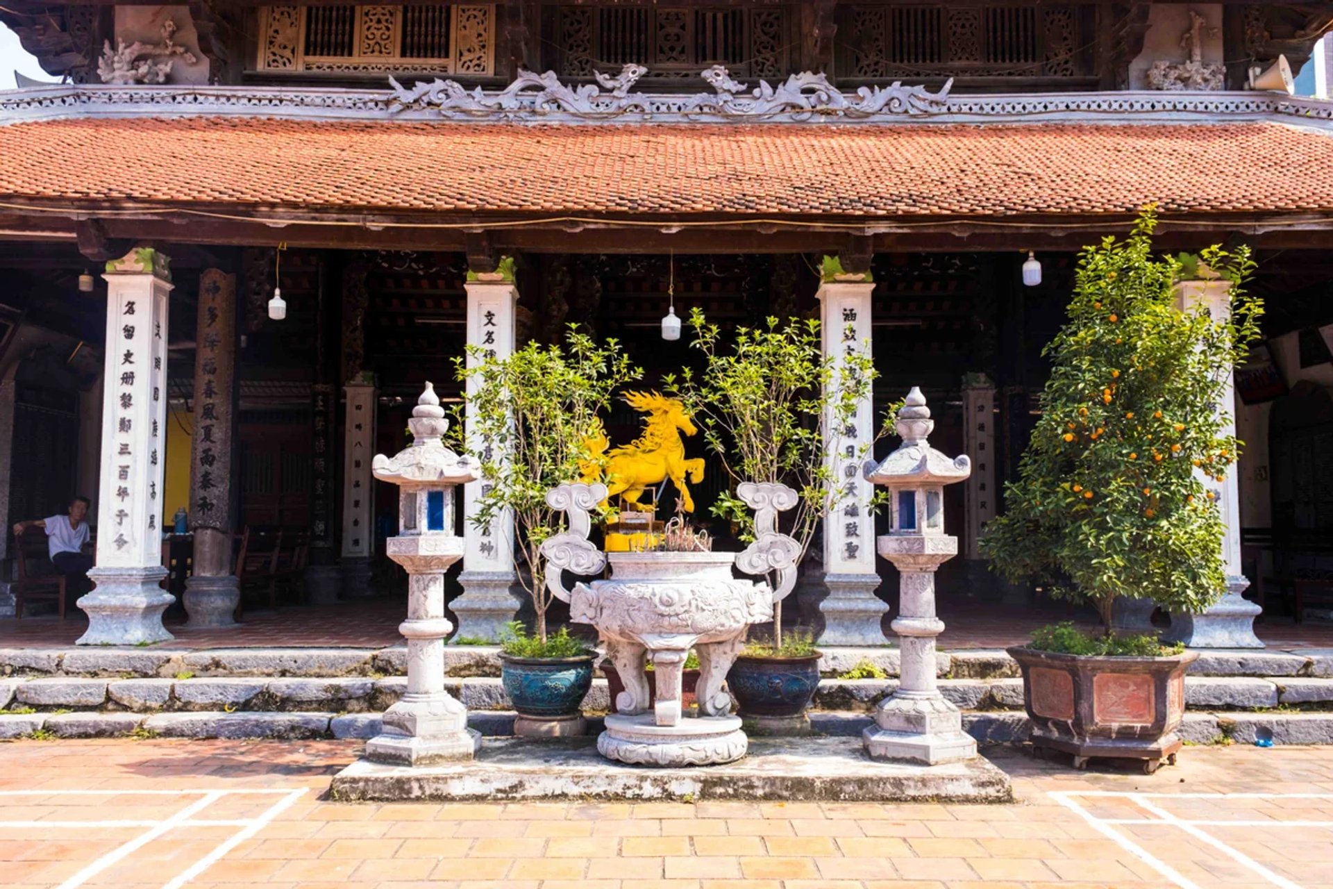 Đỉnh hương đá tam sơn trước tiền sảnh