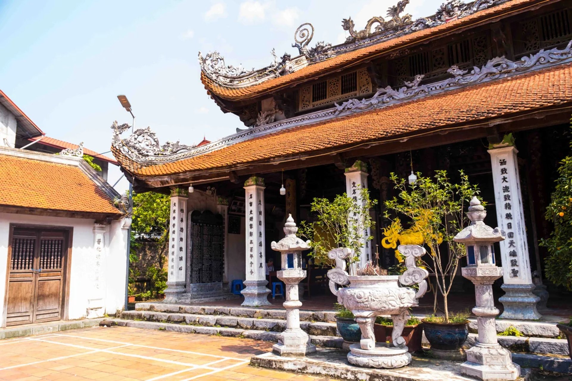 Kết cấu kiến trúc tiền sảnh và ngói mũi hài Tòa Đại đình Đình Đại Mỗ