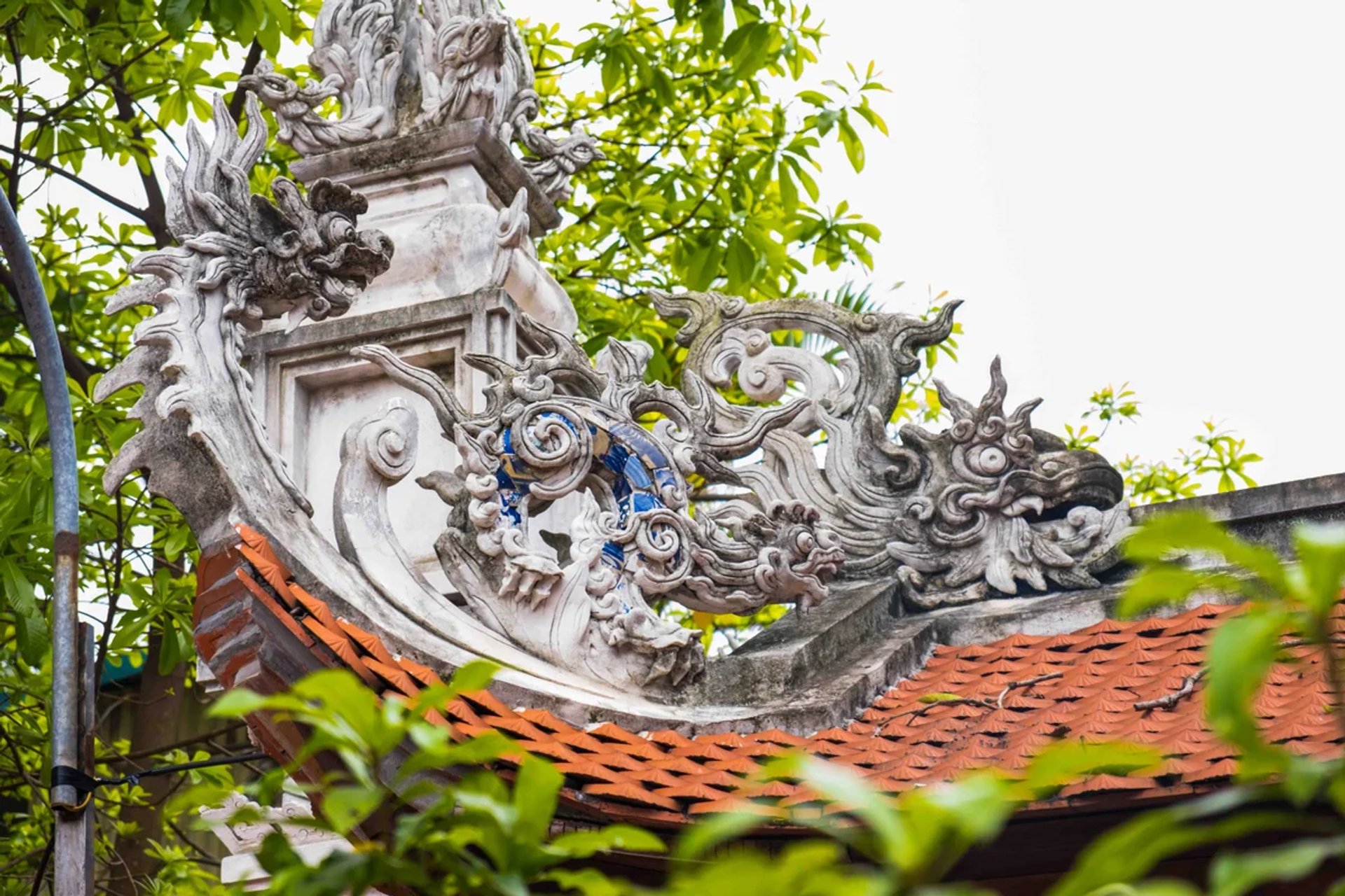 Chi tiết bờ đao mái đắp nổi hình rồng khảm sứ