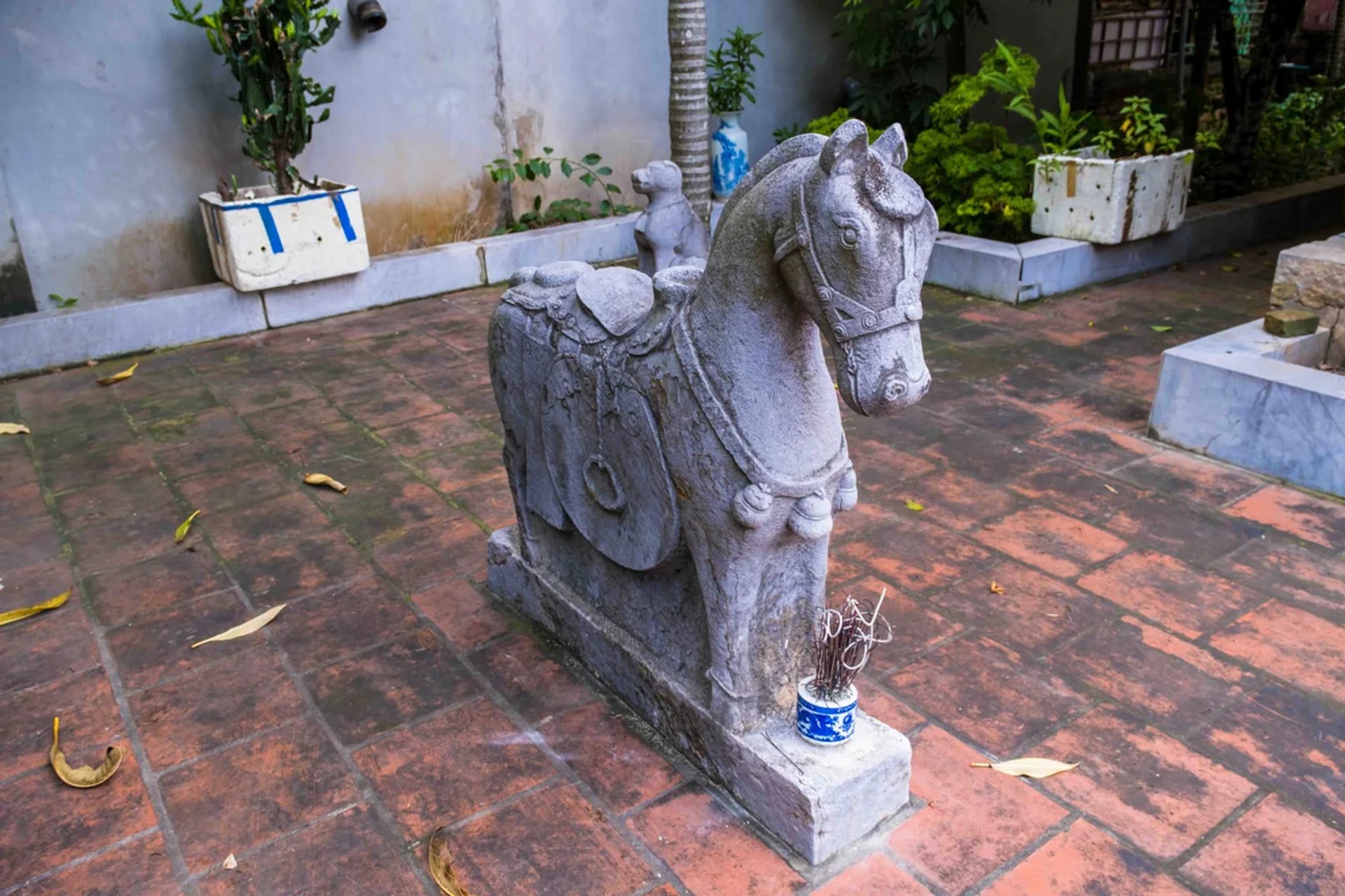 Tượng ngựa đá cổ bên hữu sân miếu