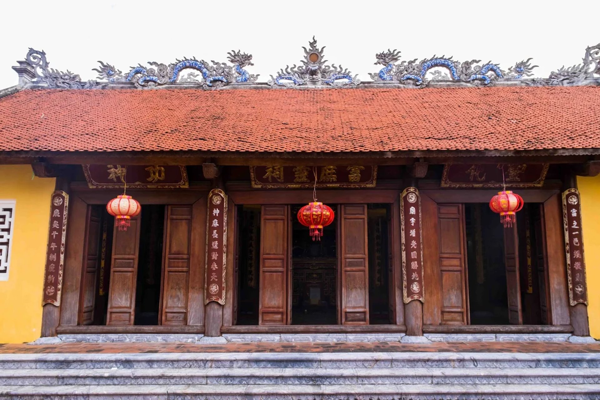 Kiến trúc chữ Nhị với hệ thống cửa bức bàn gỗ lim Tòa Đại đình