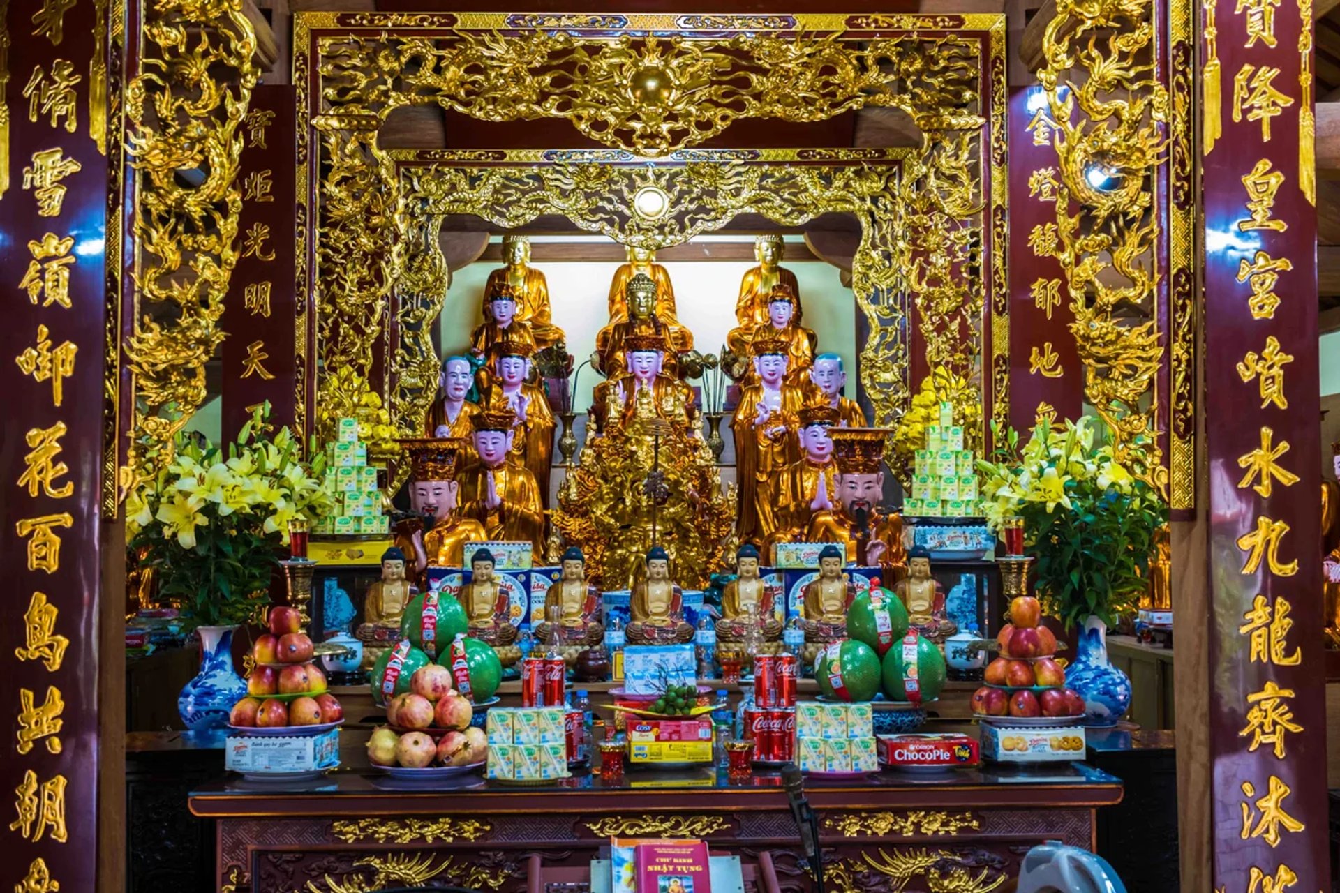 Ban Tam Bảo Thượng điện sơn son thếp vàng lộng lẫy
