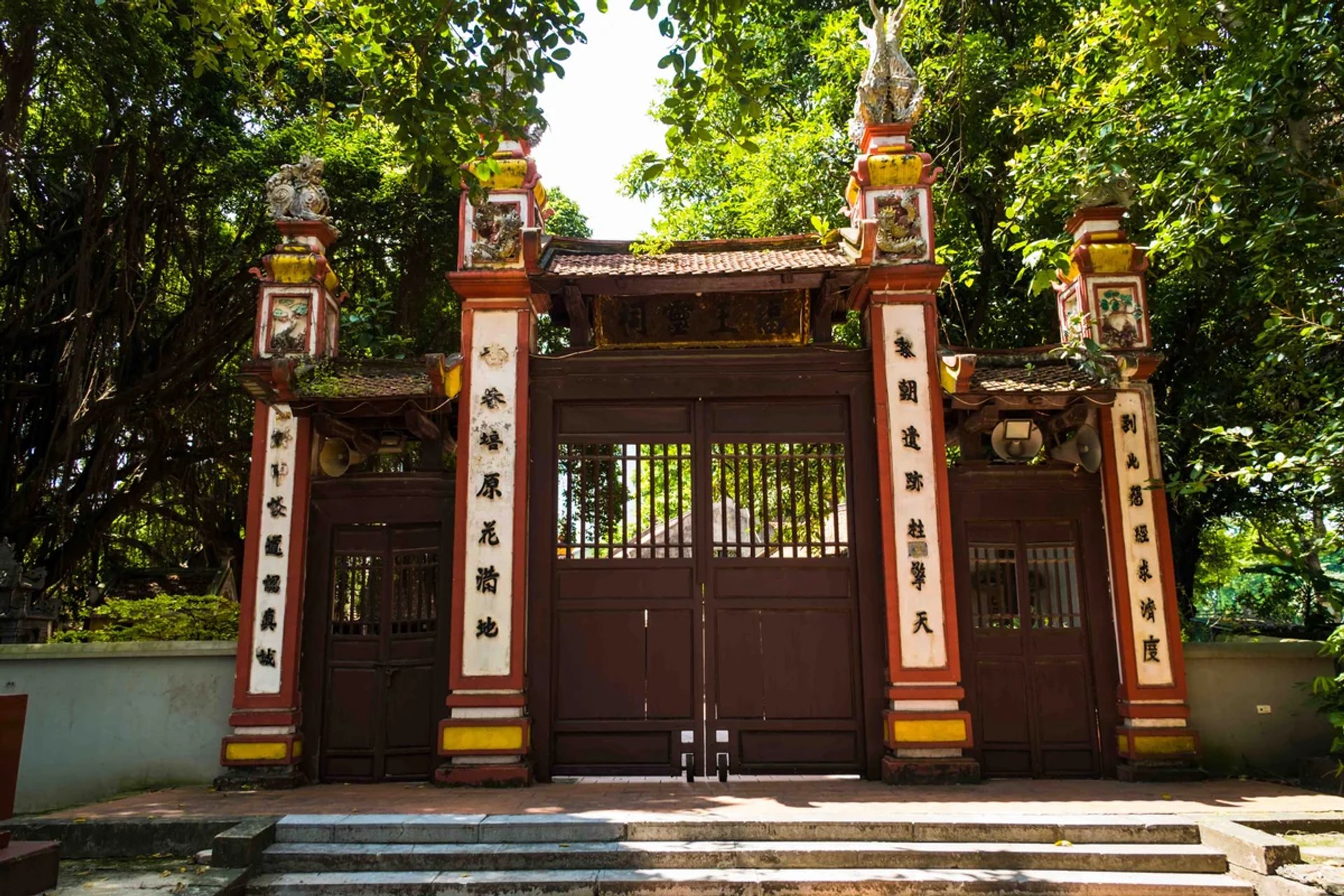 Cổng Nghi môn Phúc Vương Từ mở lối vào khuôn viên đền