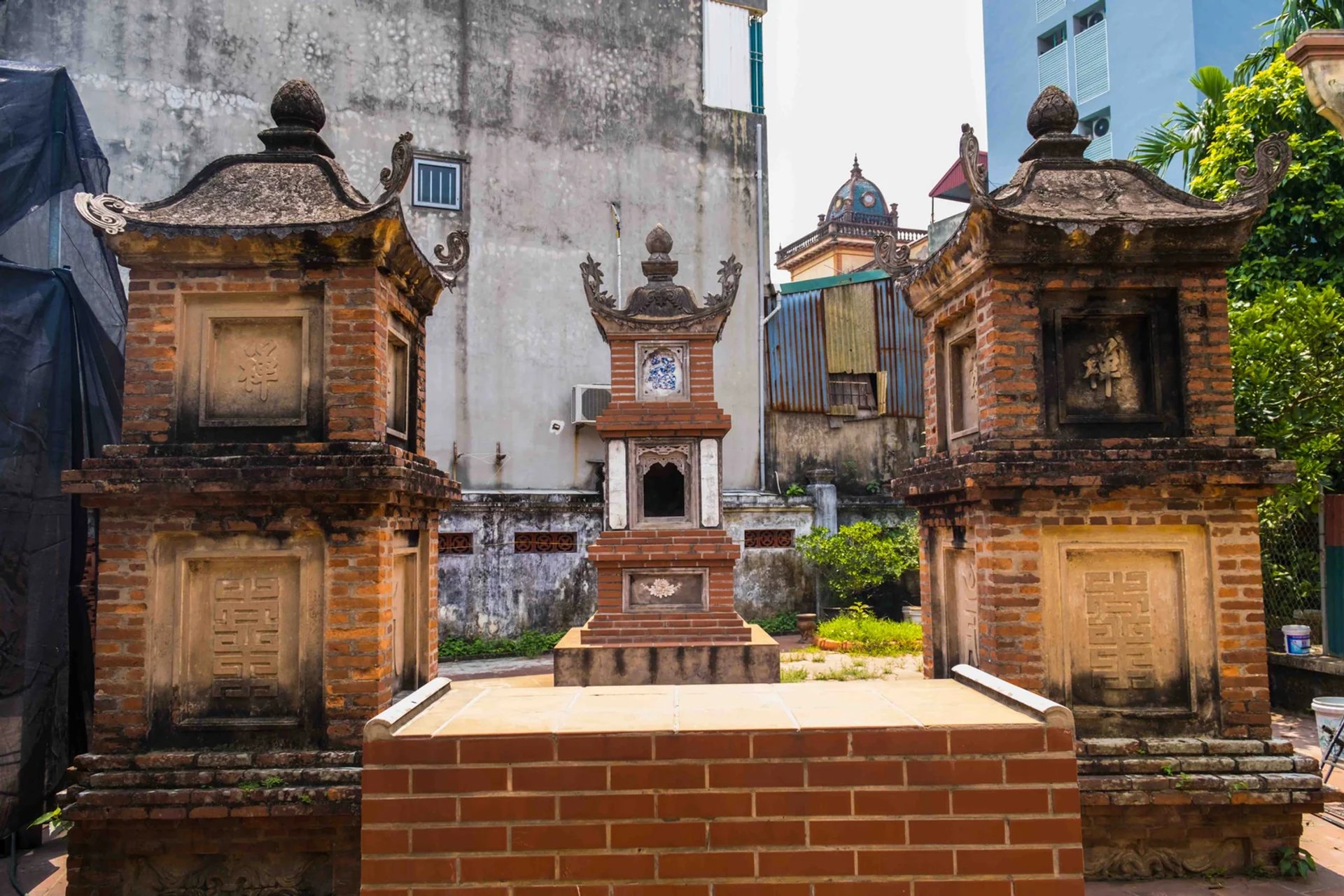 Khu vườn tháp mộ sư Chùa Giao Quang