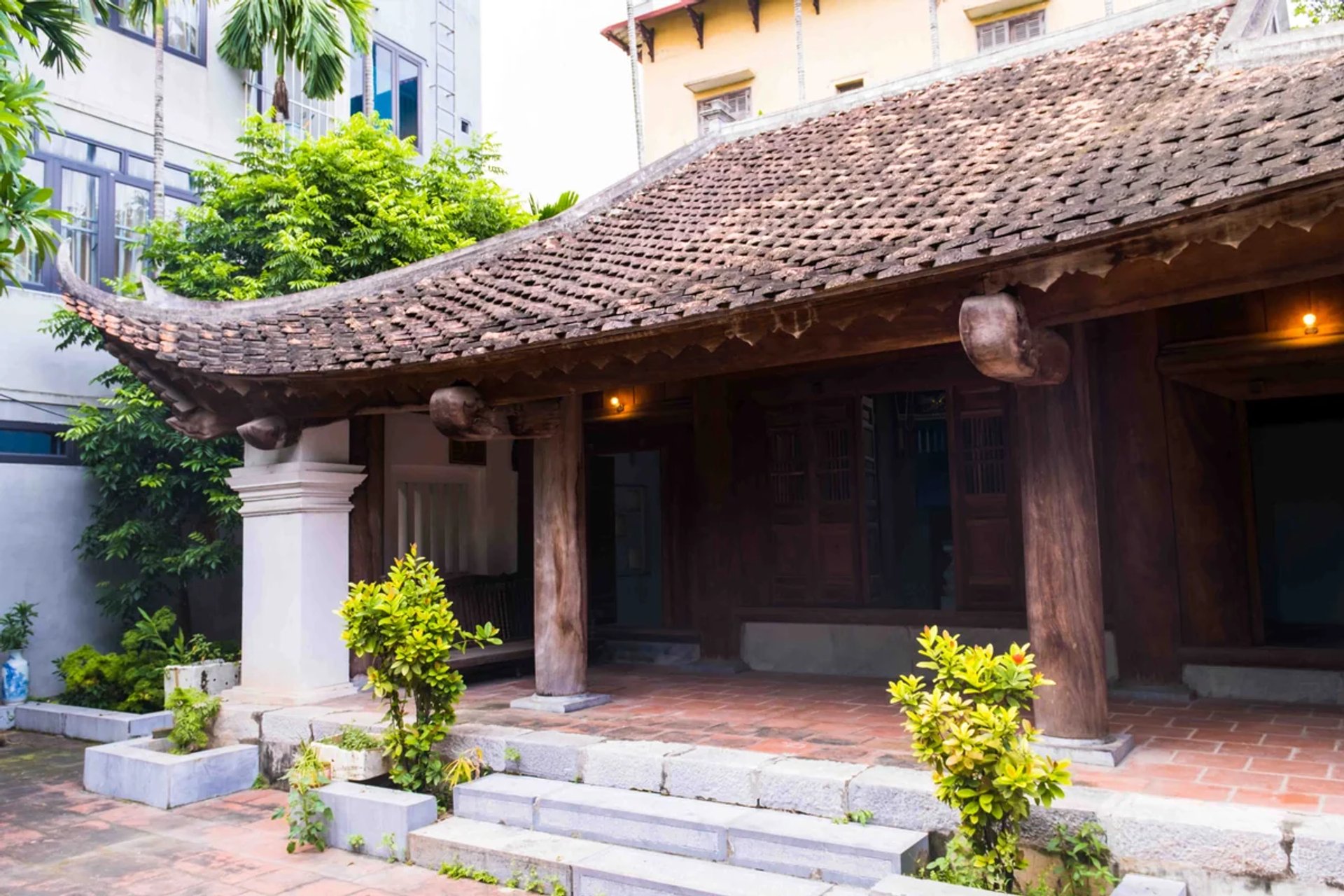 Toàn cảnh Miếu Nhà Cảnh 3 gian 4 mái