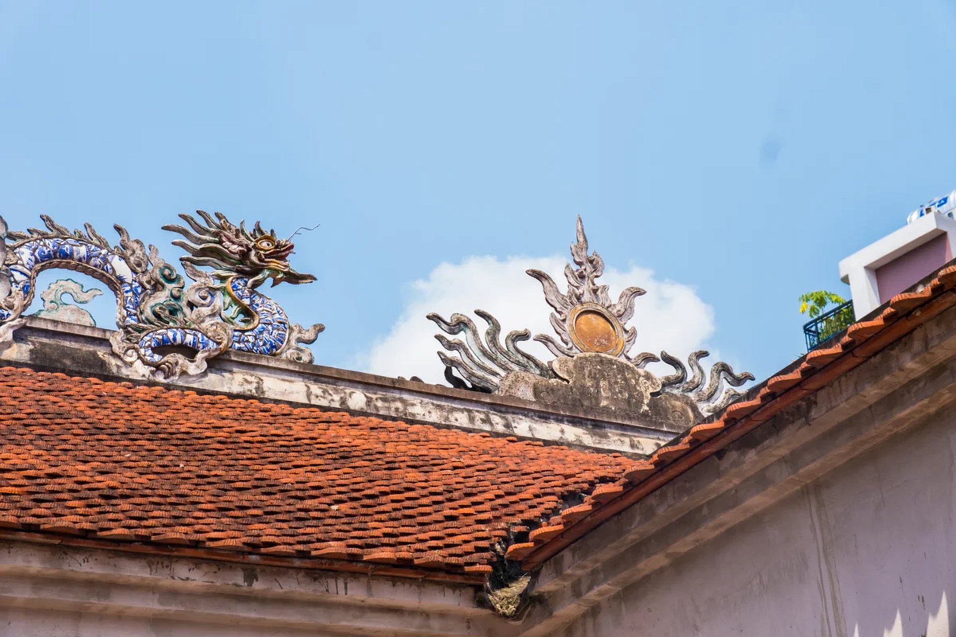 Hổ phù ngậm chữ Thọ đội mặt trời lửa