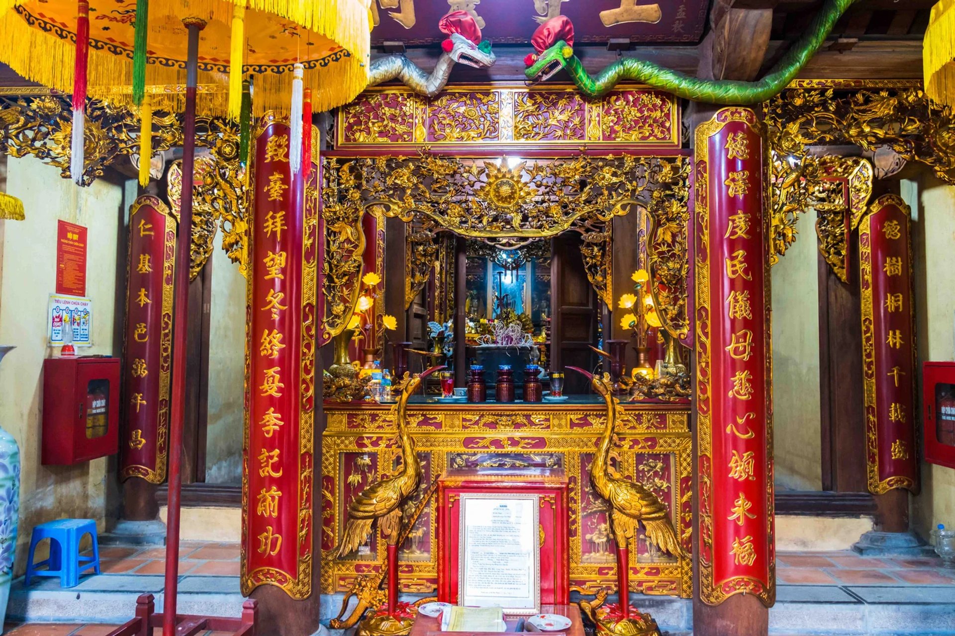 Cửa võng sơn son thếp vàng gian Trung tế Đền Sòng Sơn