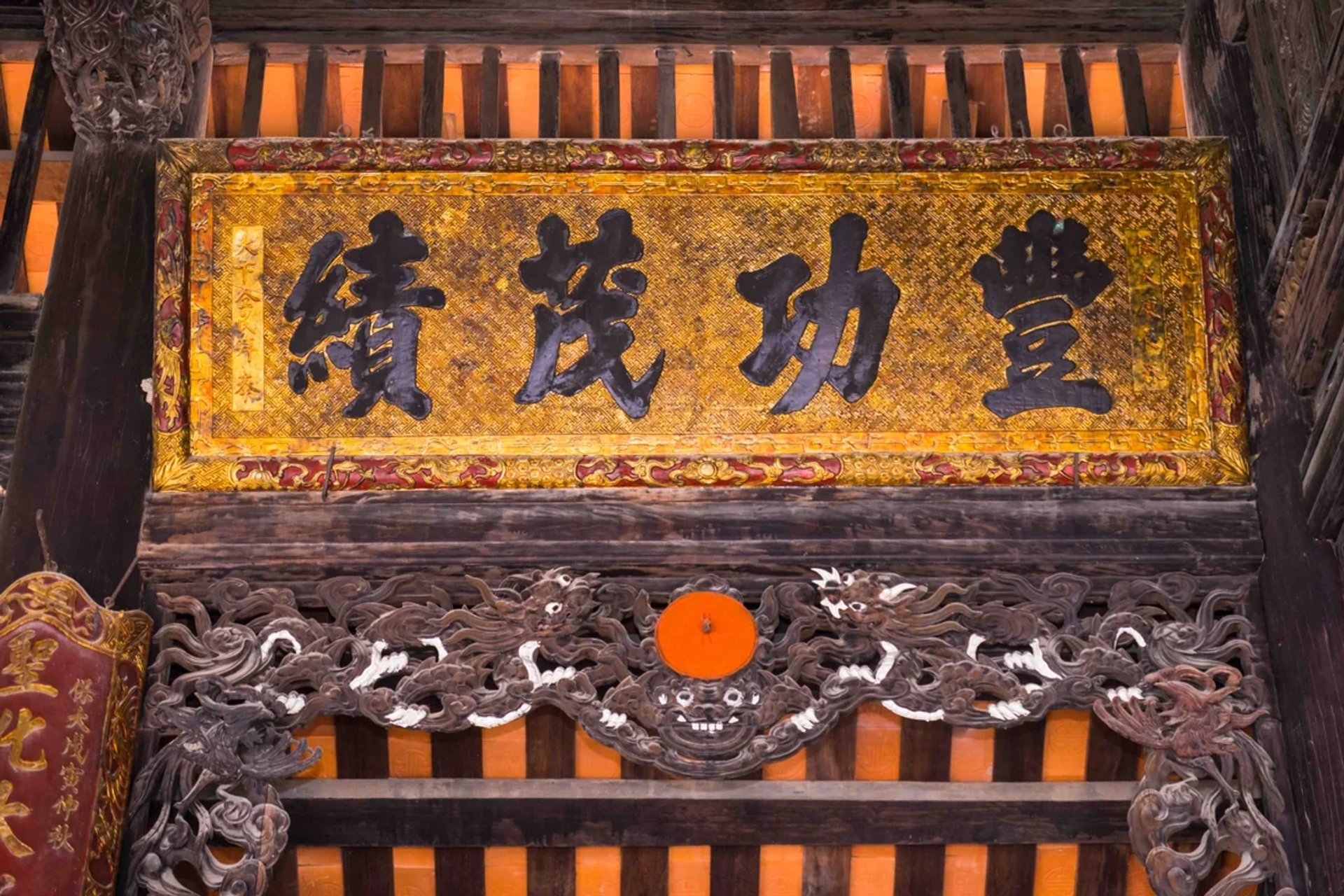 Không gian chính điện Đình Đại Mỗ thờ Thủy Hải Long Vương