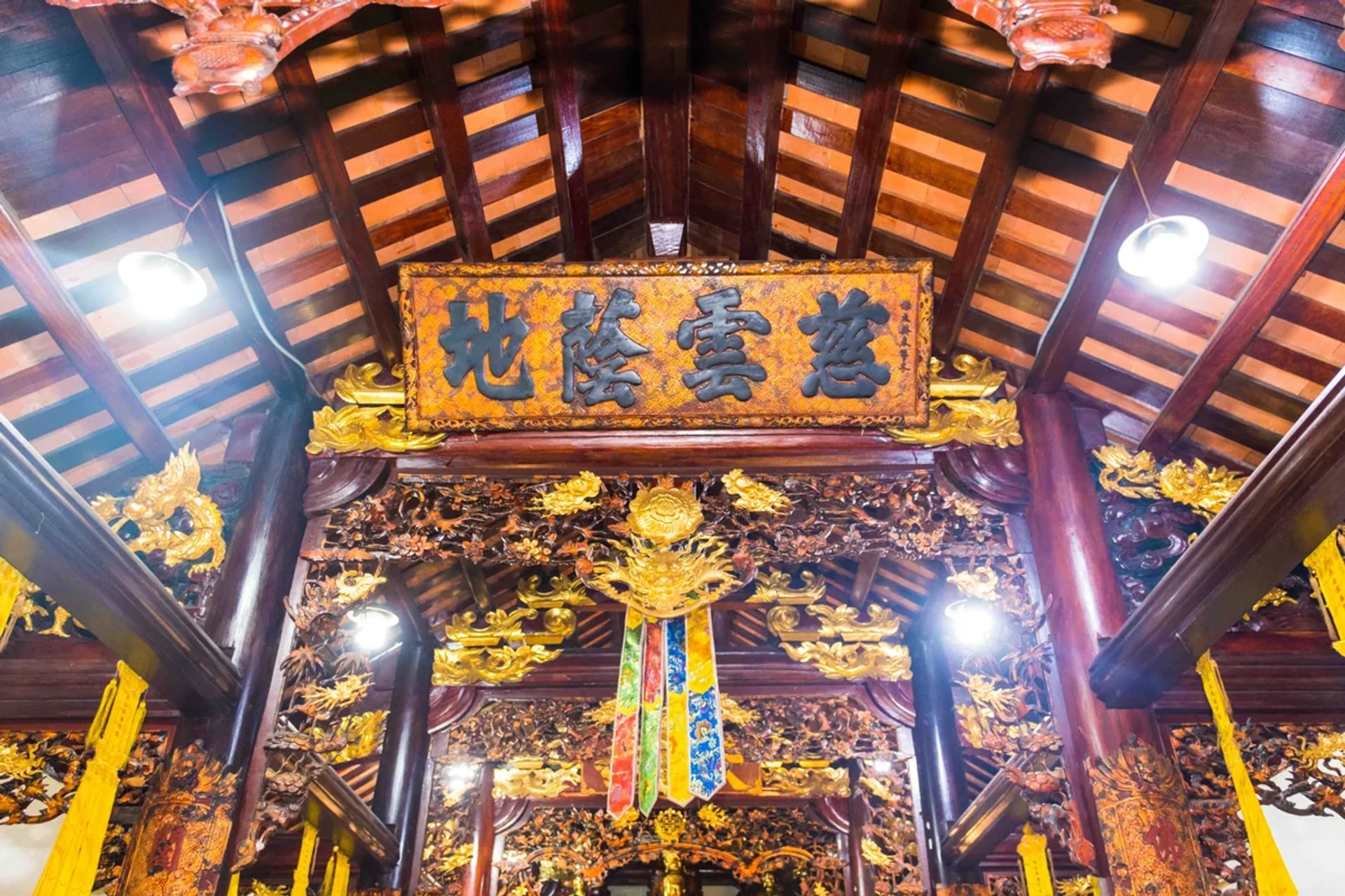 Hoành phi cổ Từ Vân Hộ Địa treo trên cửa võng