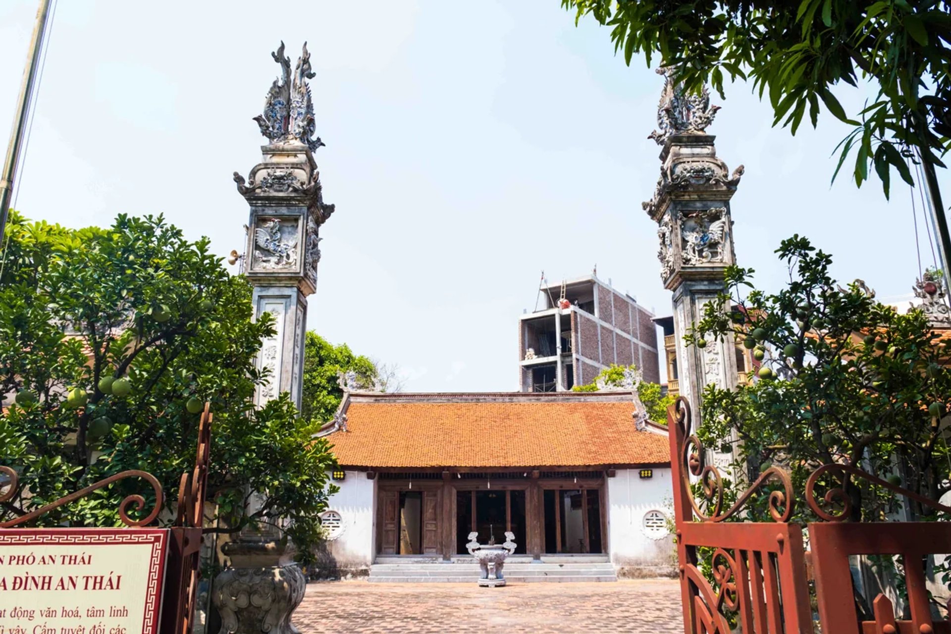 Không gian sân đình gạch đỏ và mặt tiền tòa Đại bái Đình An Thái