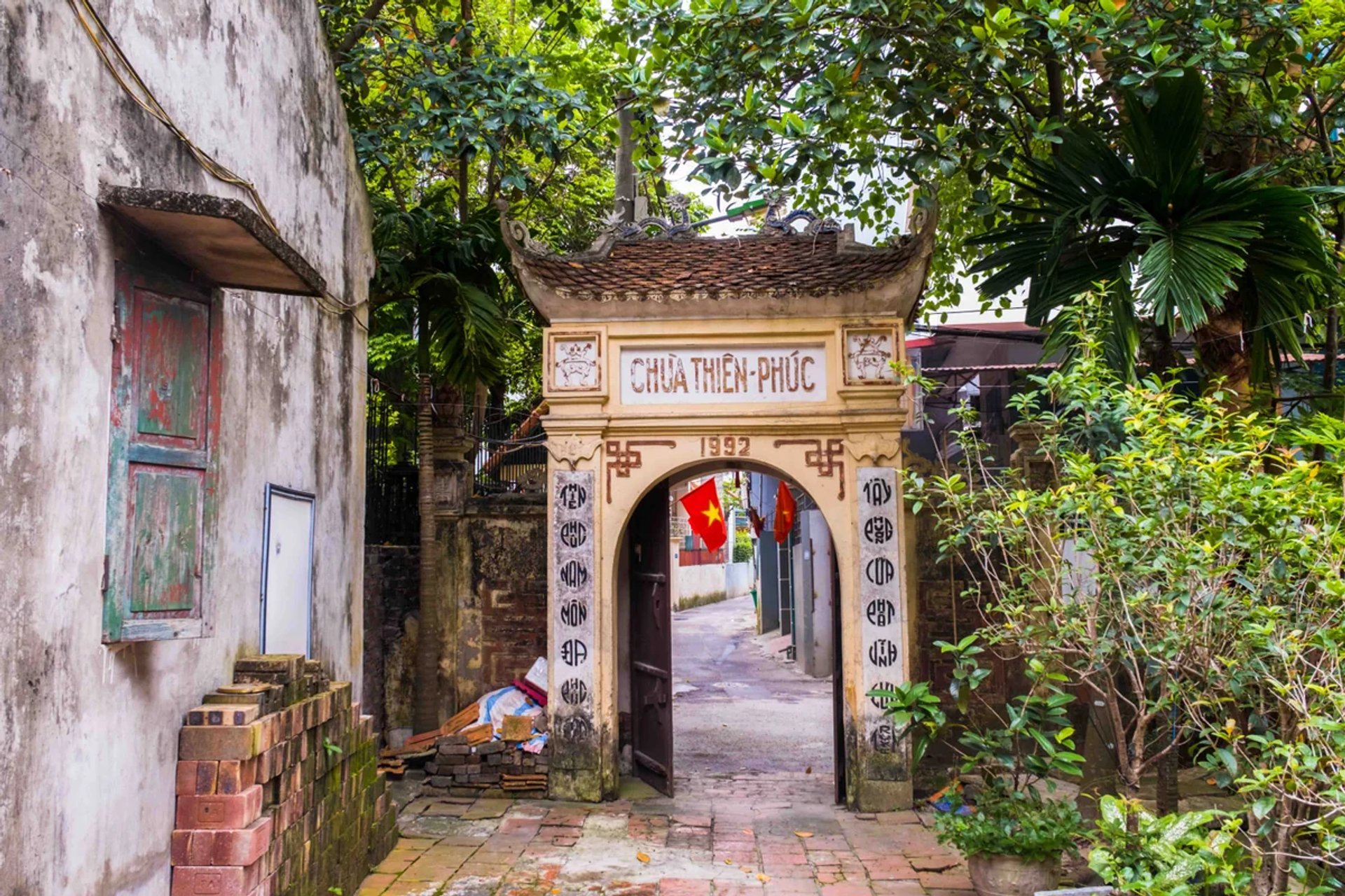 Cổng gạch cổ Thiên Phúc Môn dẫn vào chùa