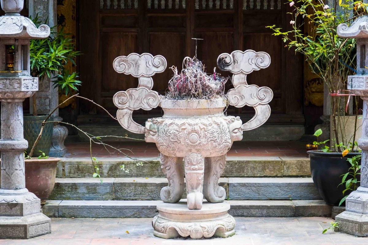 Đỉnh hương đá tam sơn chạm mây dùng trong các dịp đại lễ