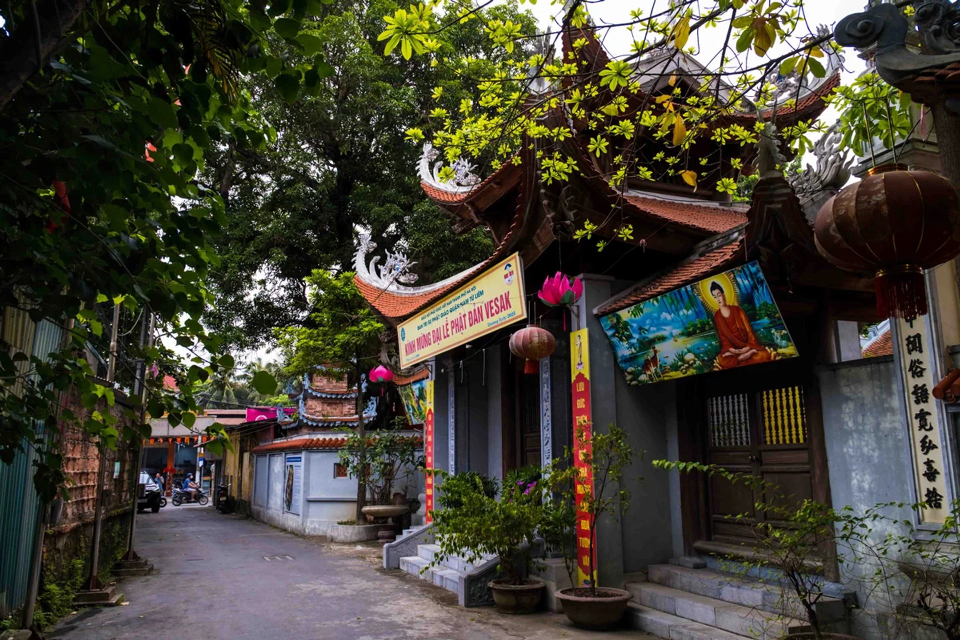 Cổng Tam quan cổ kính mái đao uốn cong