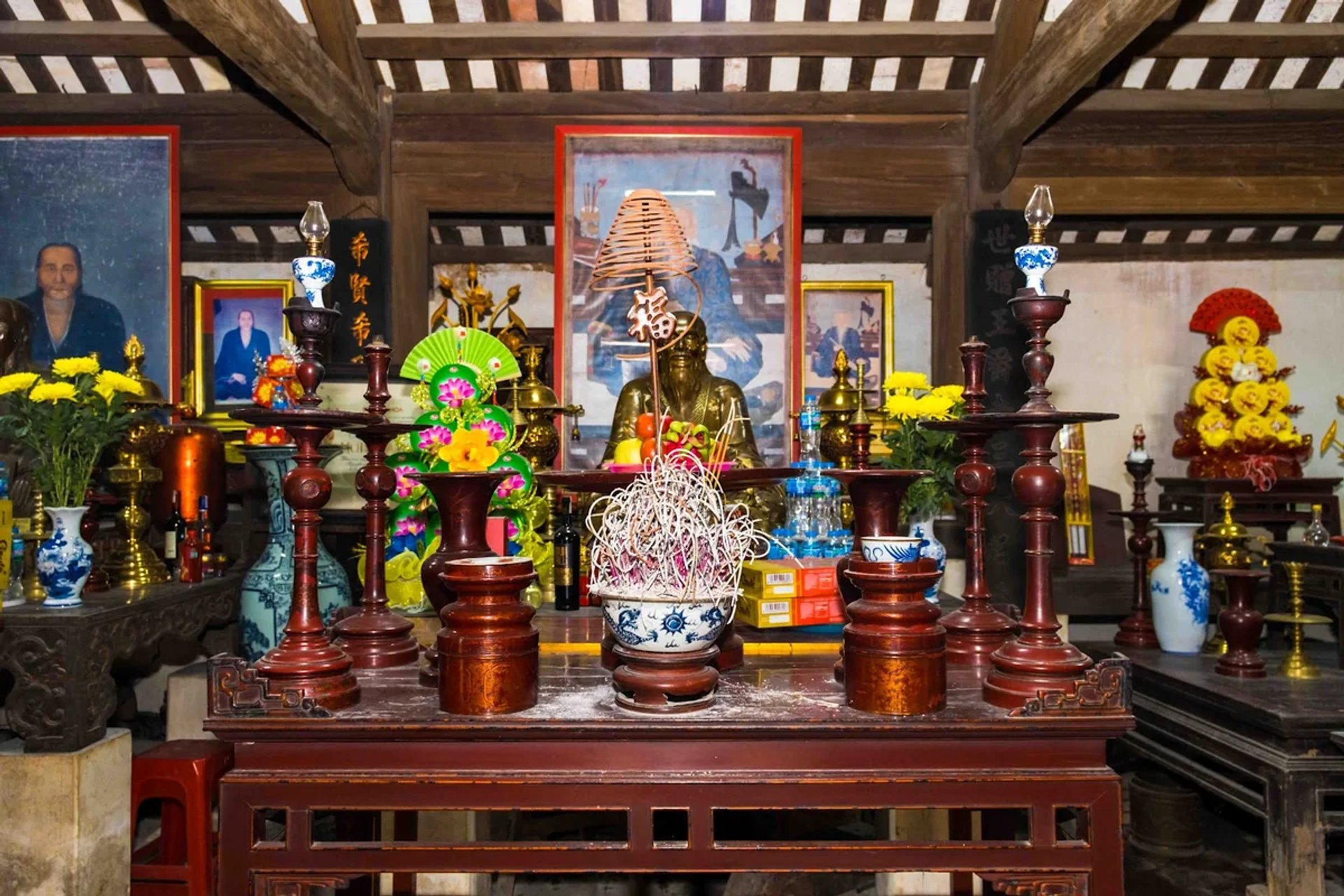 Bàn thờ chính diện Tam Đại Vương