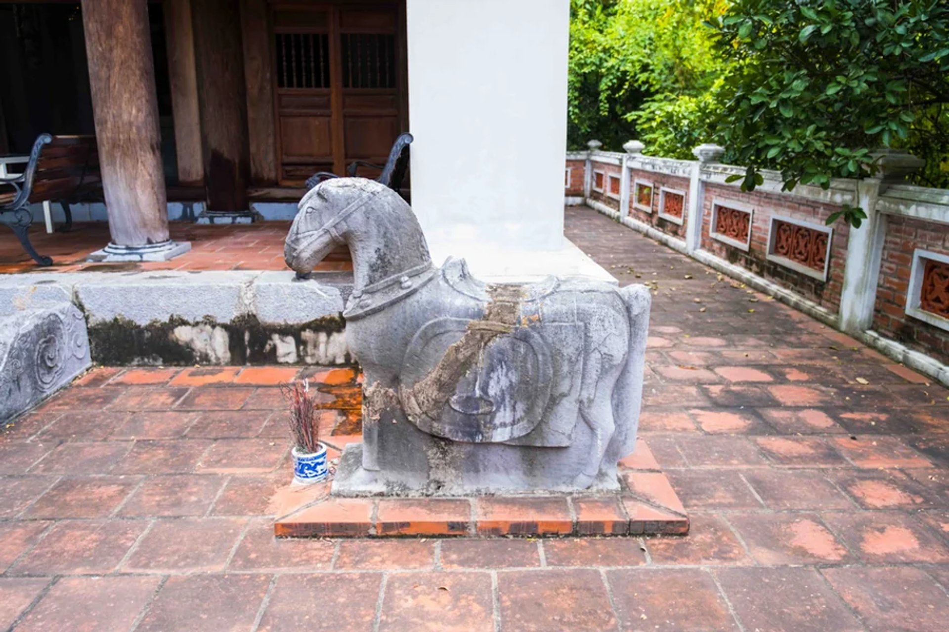 Ngựa đá cổ thứ hai nhìn từ góc độ khác với tư thế oai nghiêm