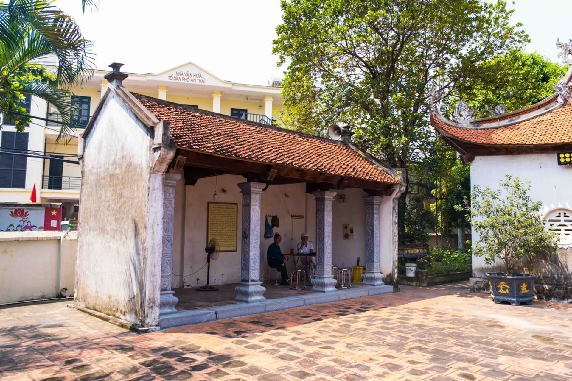 Dãy nhà Tả mạc 3 gian nhìn từ sân đình gạch đỏ