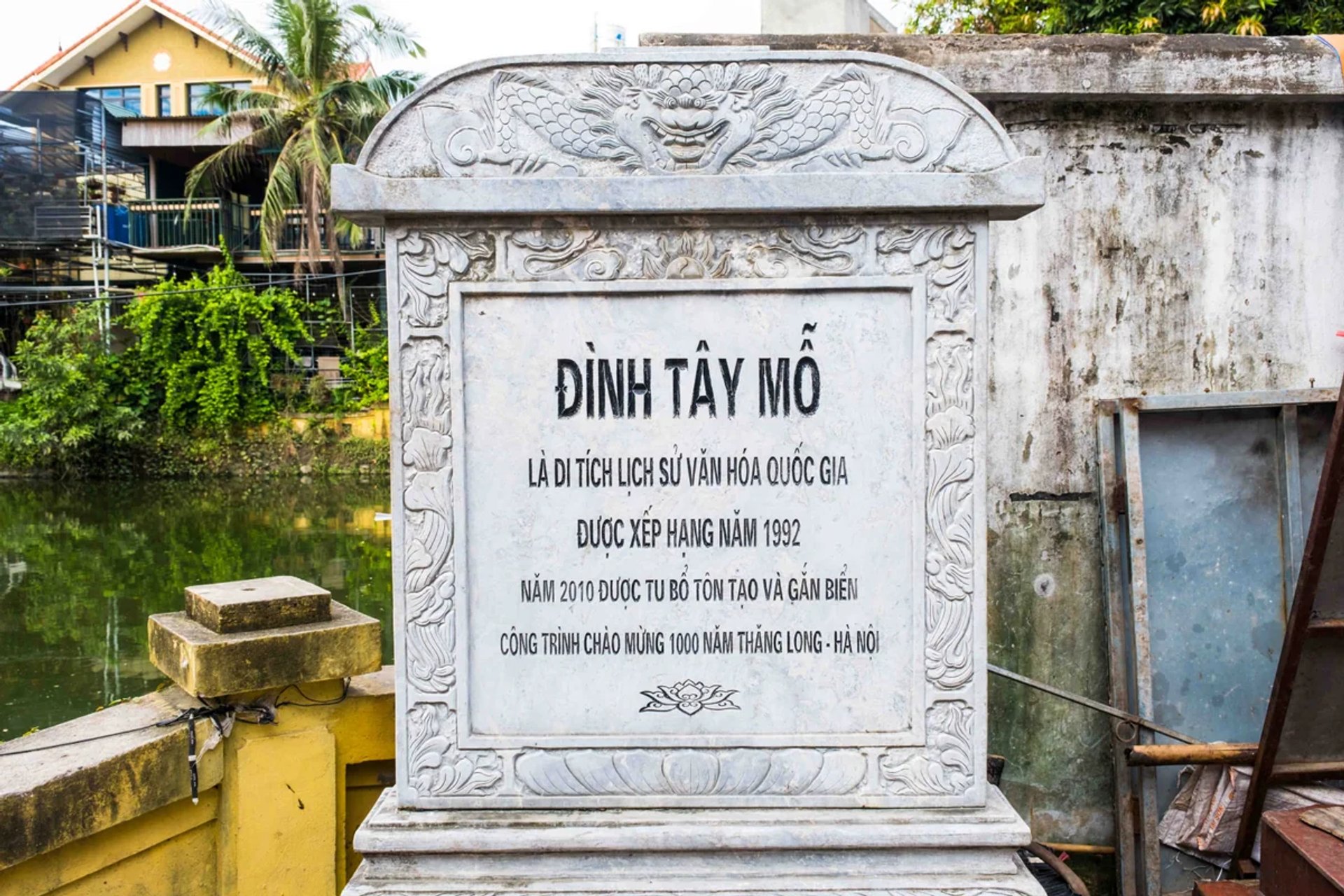 Bia đá xếp hạng Di tích Quốc gia năm 1992 tại Đình Tây Mỗ