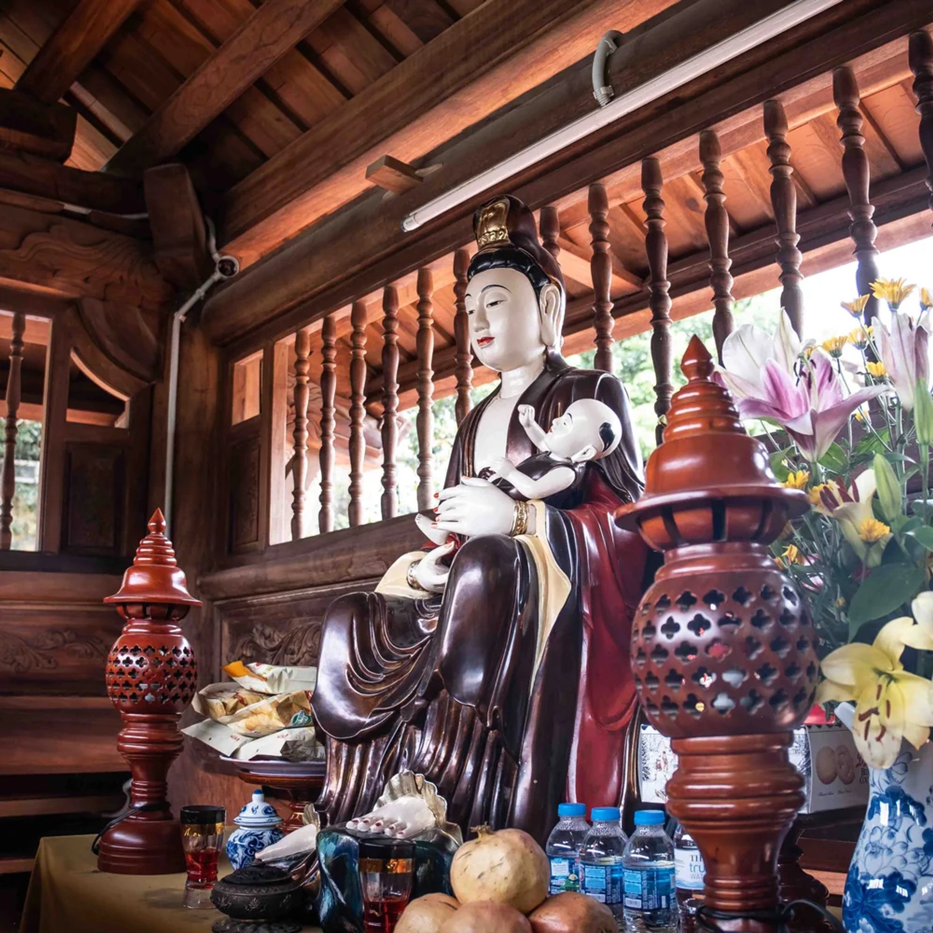 Pho tượng Công chúa Lê triều tôn trí trang trọng