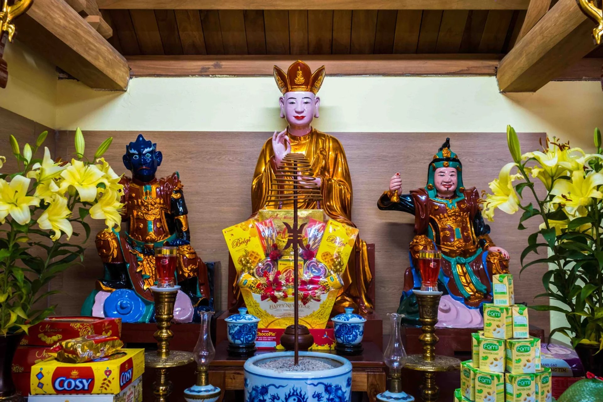 Ban thờ Đức Chúa Ông tại Tiền đường