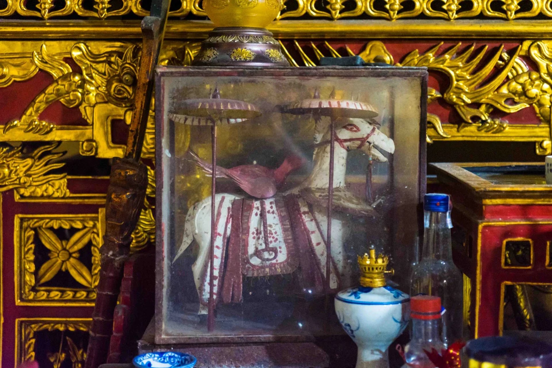 Tượng ngựa bạch thờ tự trong tủ kính