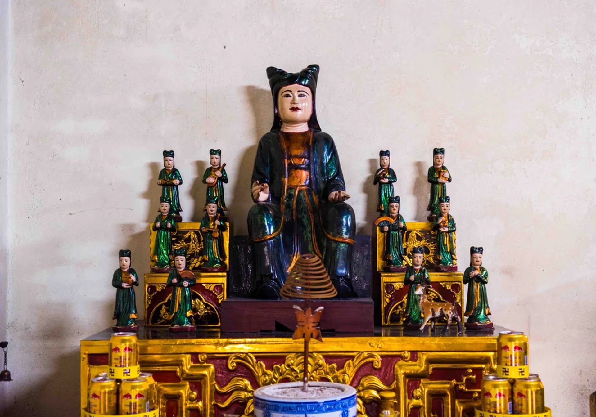 Ban thờ Bà Chúa Sơn Trang và Thập nhị tiên cô