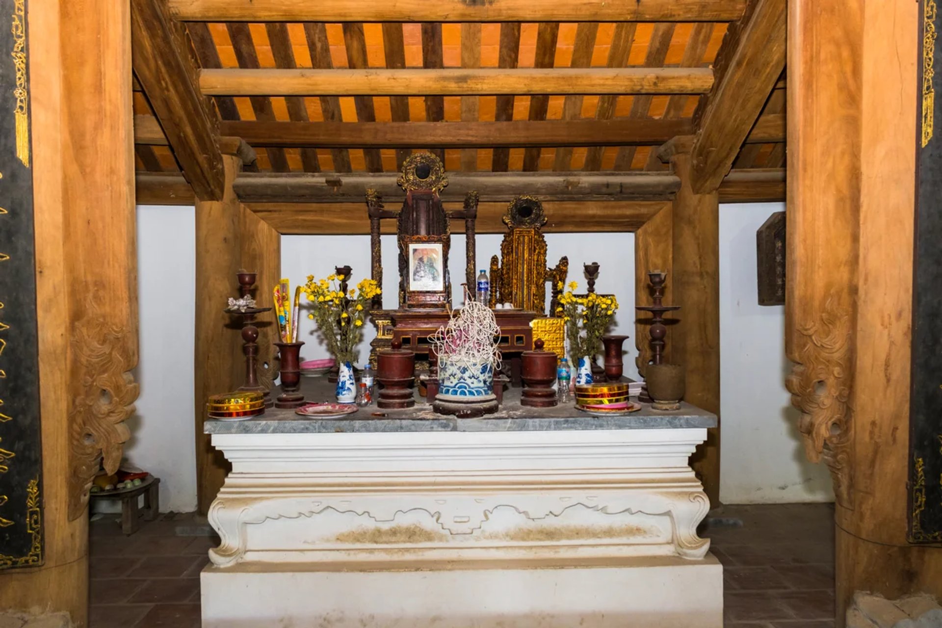 Không gian thờ tự Chính điện Lạc Thọ Đình