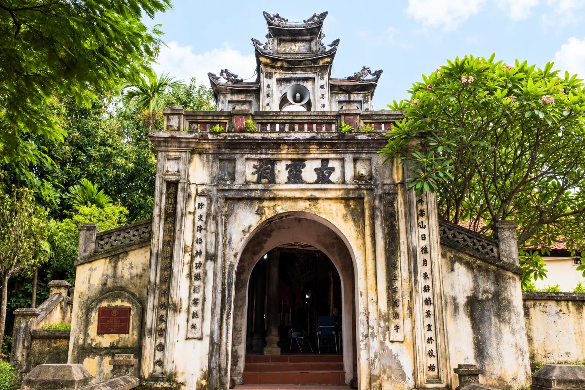Toàn cảnh Đình Tây Mỗ nhìn từ Hồ Bán Nguyệt