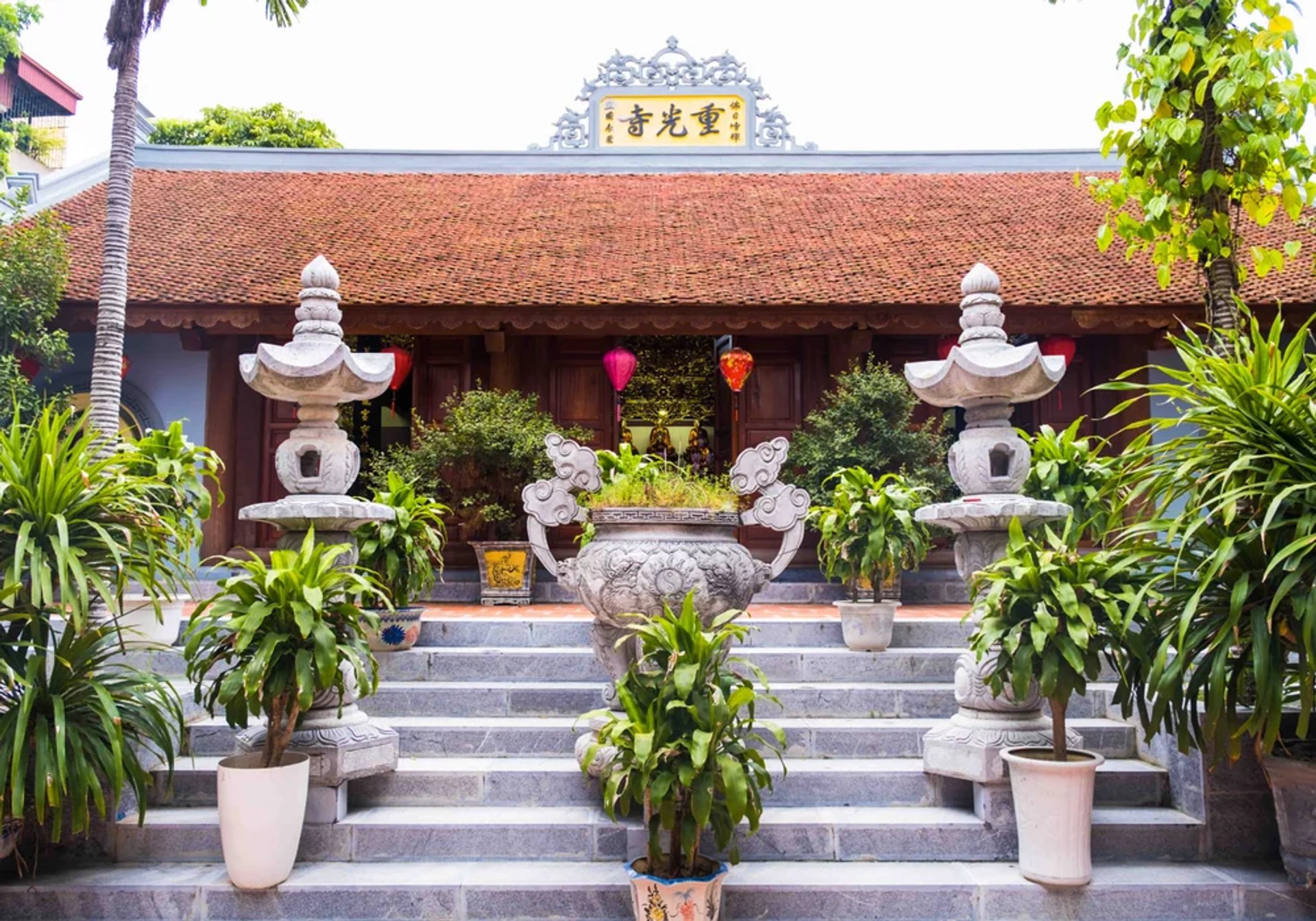 Toàn cảnh Tiền đường 5 gian trên nền đá cao 140cm