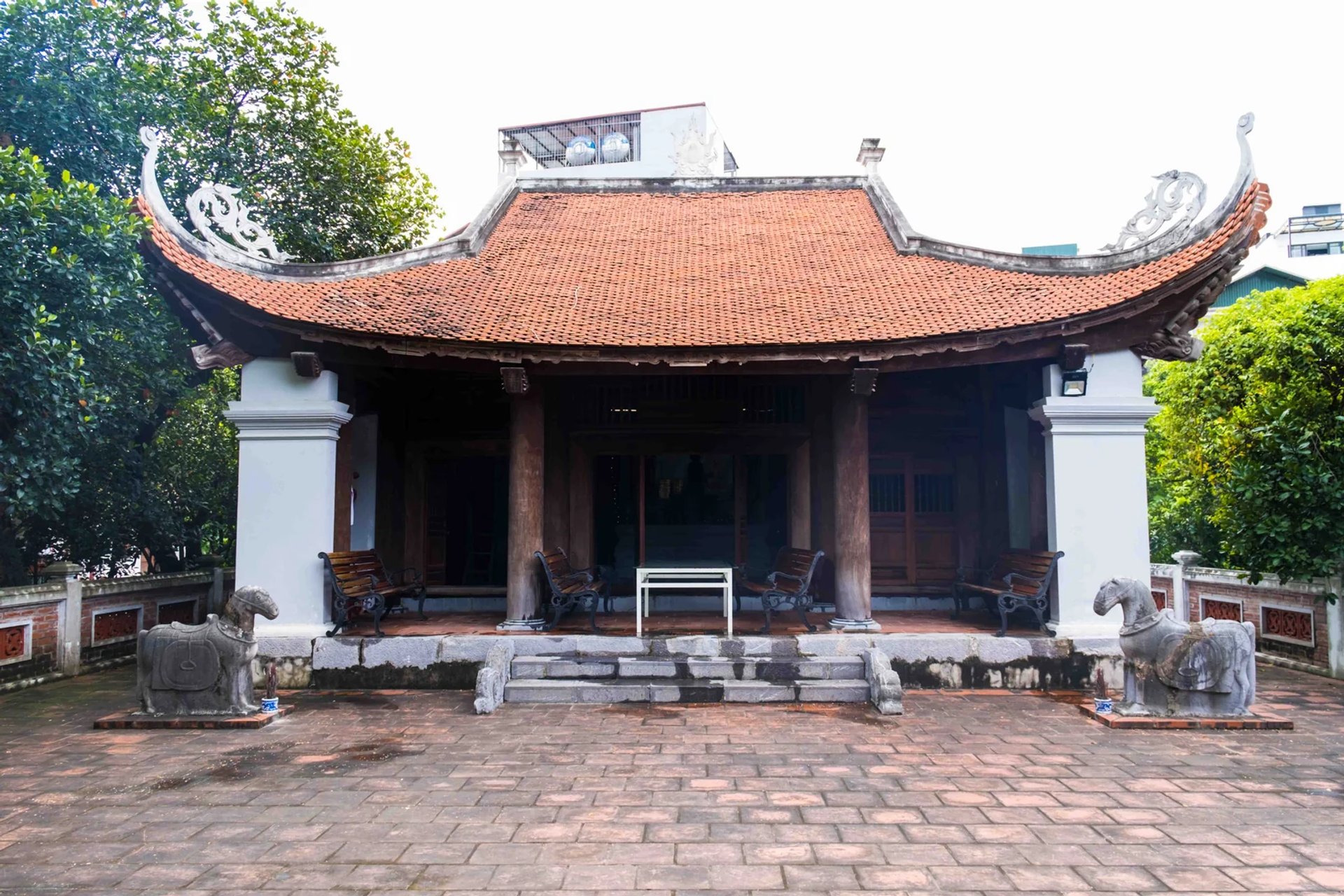 Mặt tiền Miếu Vườn Chùa 3 gian với mái ngói ri và đôi ngựa đá thế kỷ XVIII