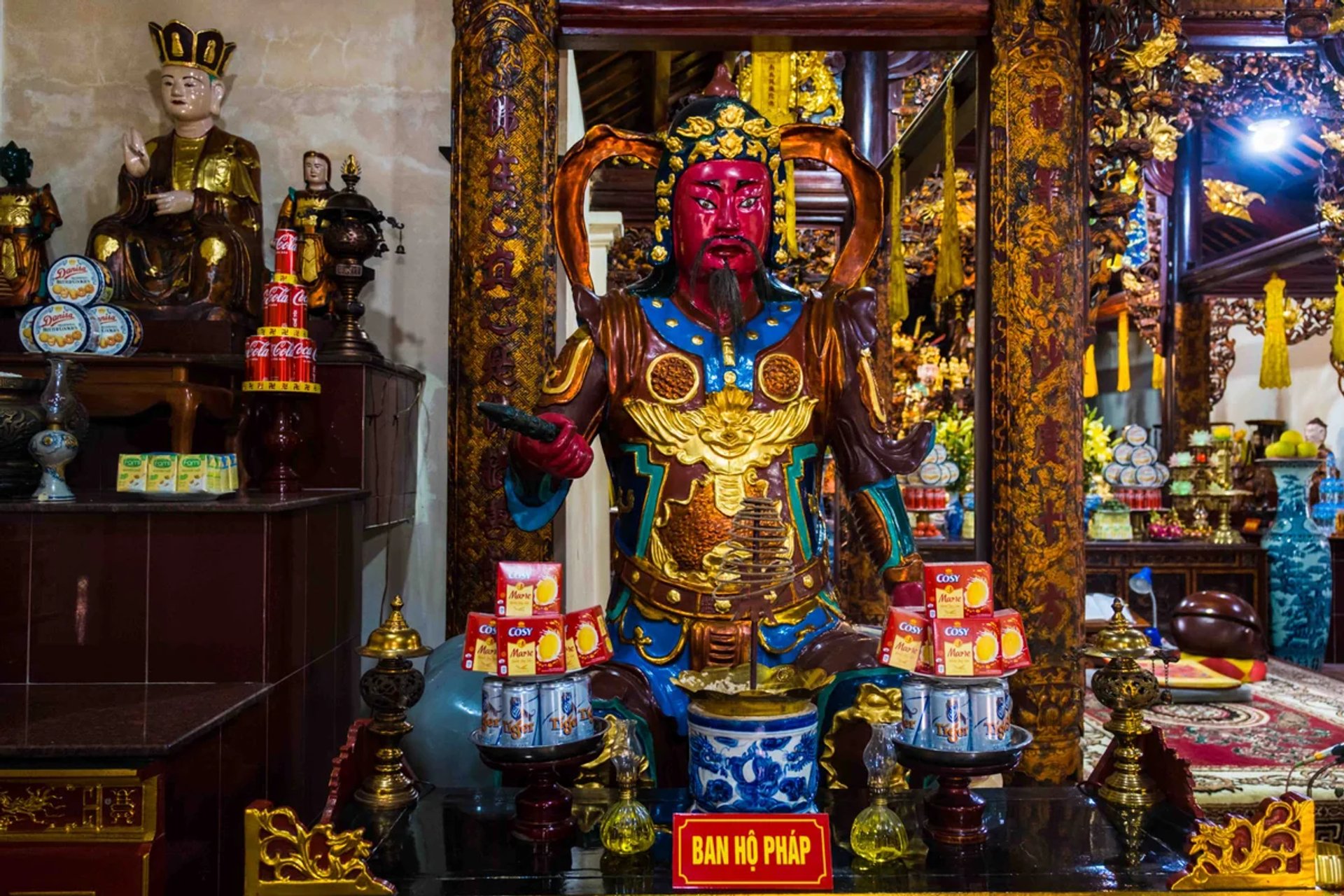 Ban thờ Hộ Pháp Trừng Ác oai phong
