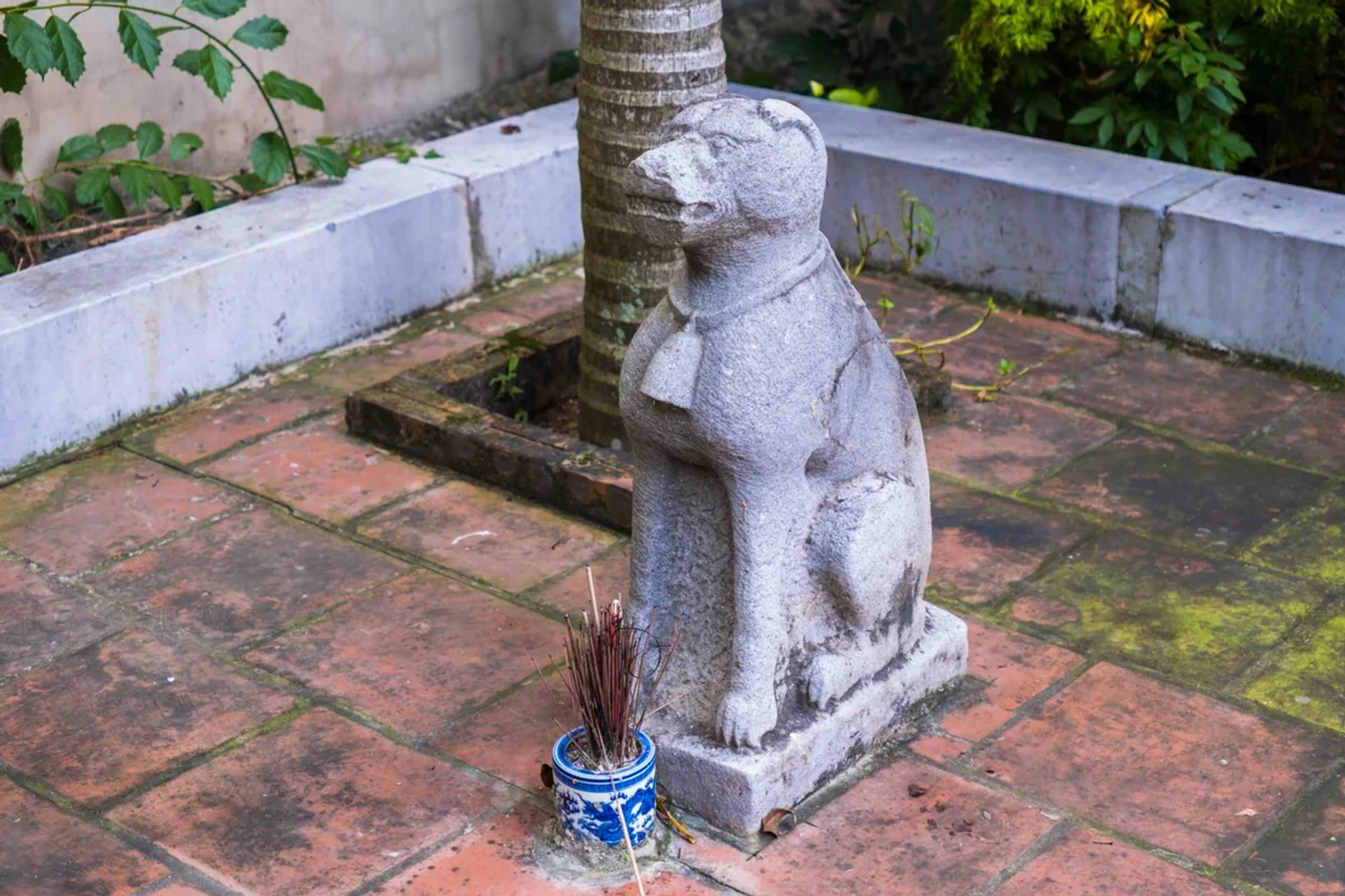 Tượng chó đá cổ bên góc sân vườn