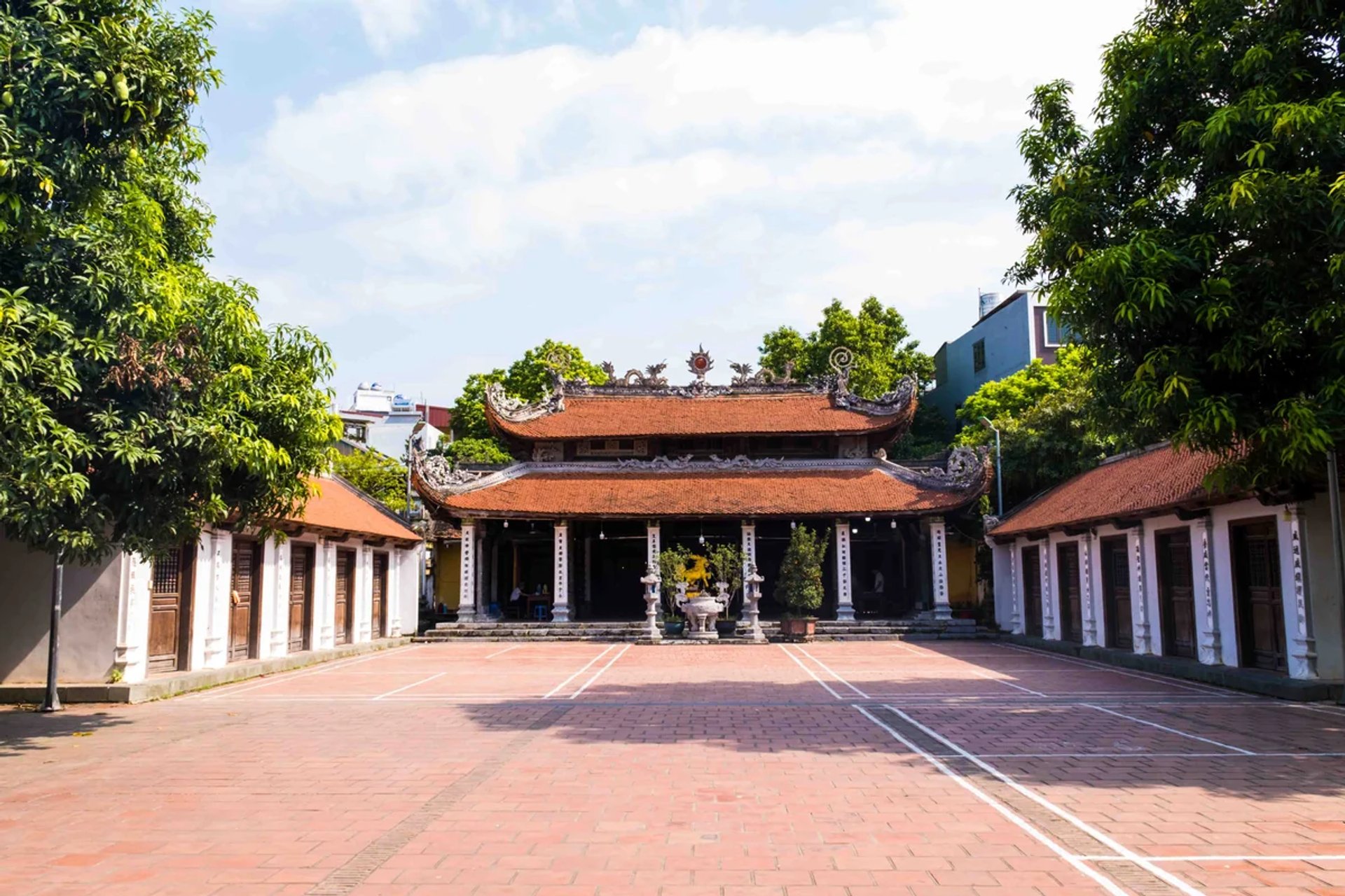 Khuôn viên sân gạch đỏ và hai dãy Tả Hữu mạc tại Đình Đại Mỗ