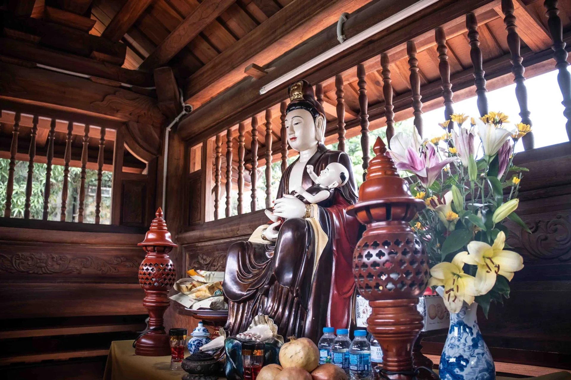 Tượng Quan Âm Tống Tử bế hài nhi