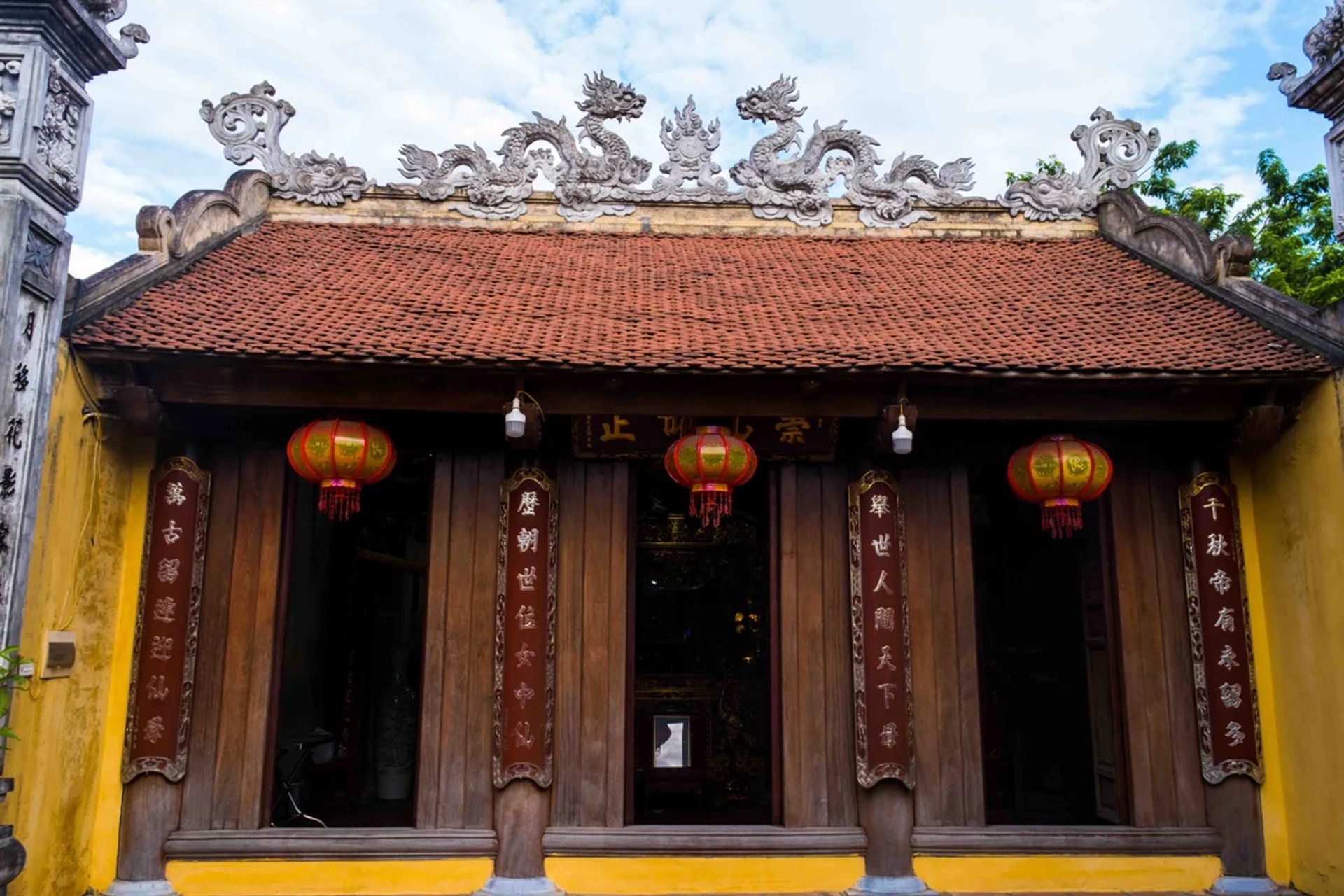 Bình phong phong thủy và sân Đền Sòng Sơn