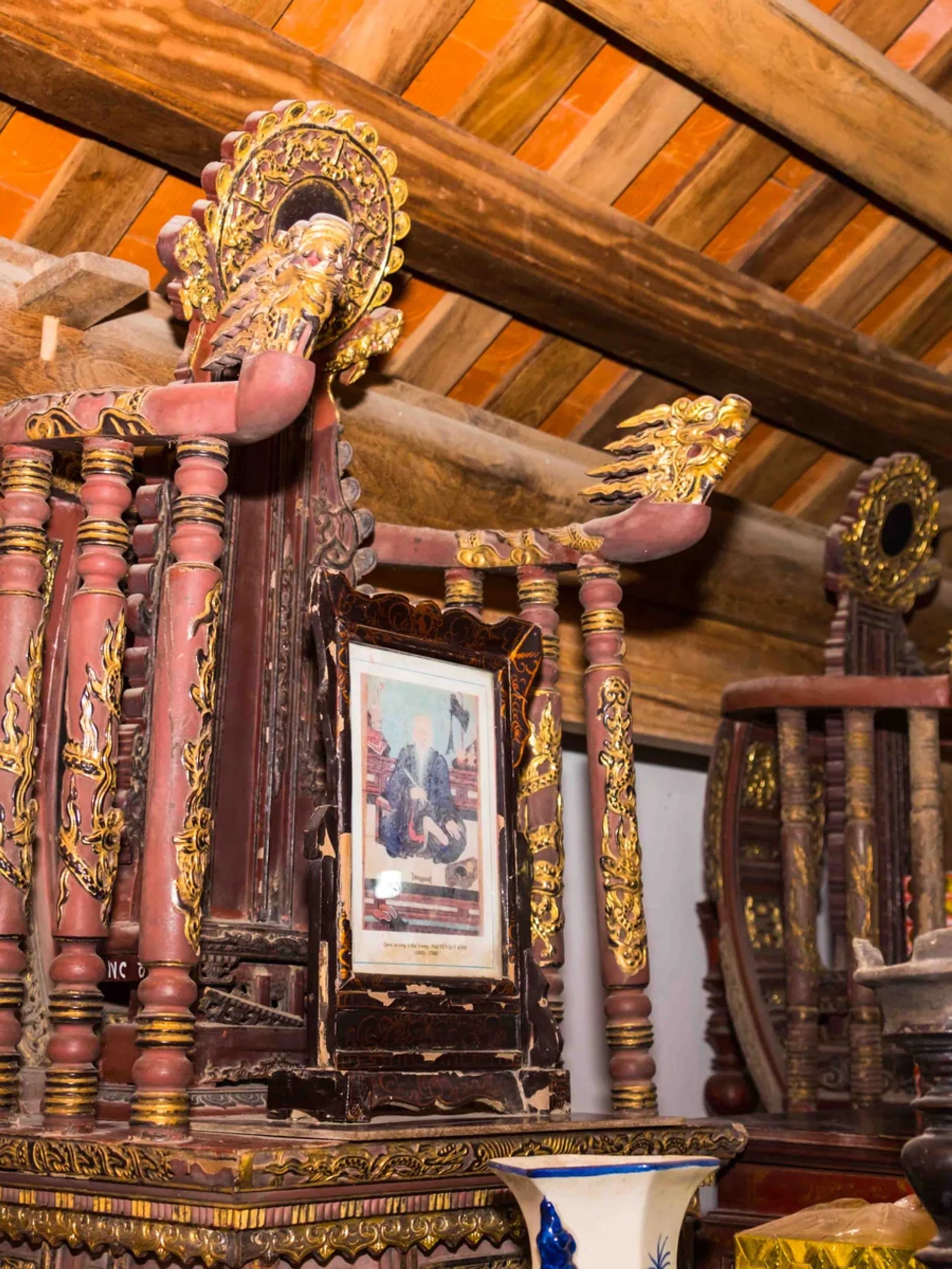 Ngai bài vị chạm rồng thếp vàng thờ Tham tụng Nguyễn Quý Kính