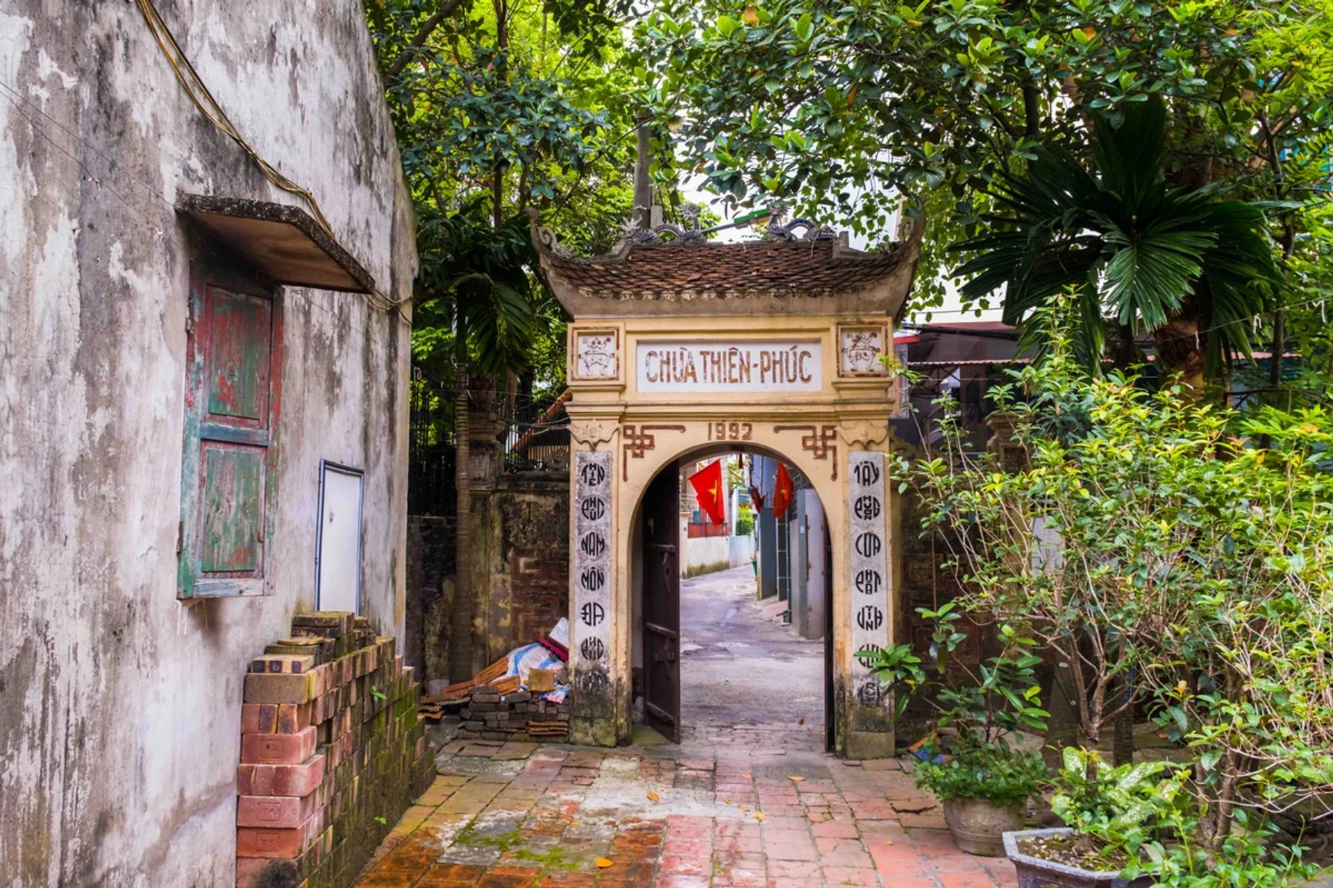 Cổng cổ Thiên Phúc Môn dẫn vào chùa