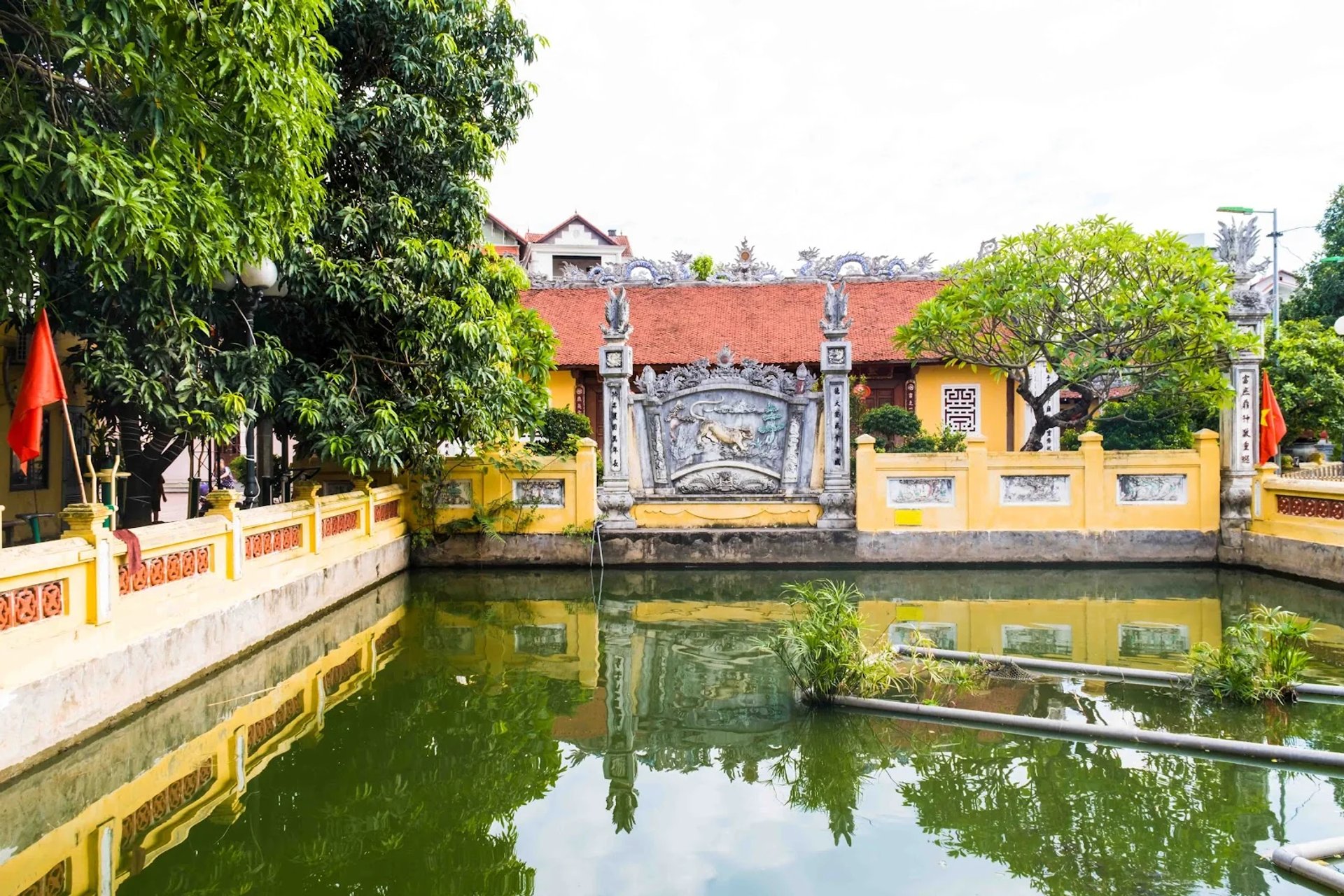 Giếng đình hình tròn tụ thủy sinh khí phía trước Nghi môn Đình Phú Thứ