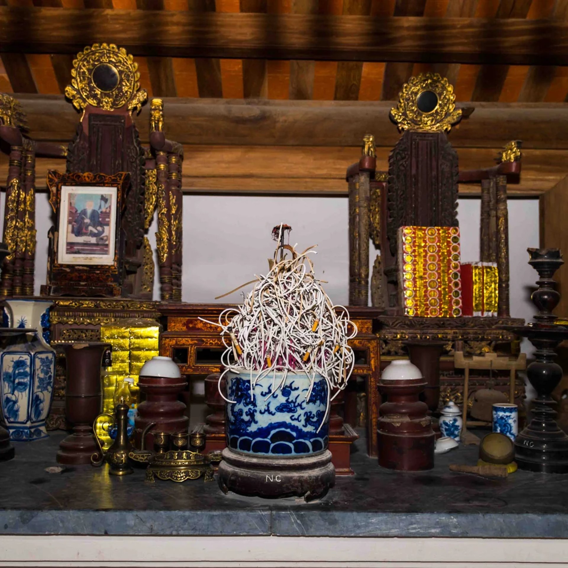 Bát hương sứ cổ hoa lam rồng chầu trên bàn thờ chính điện