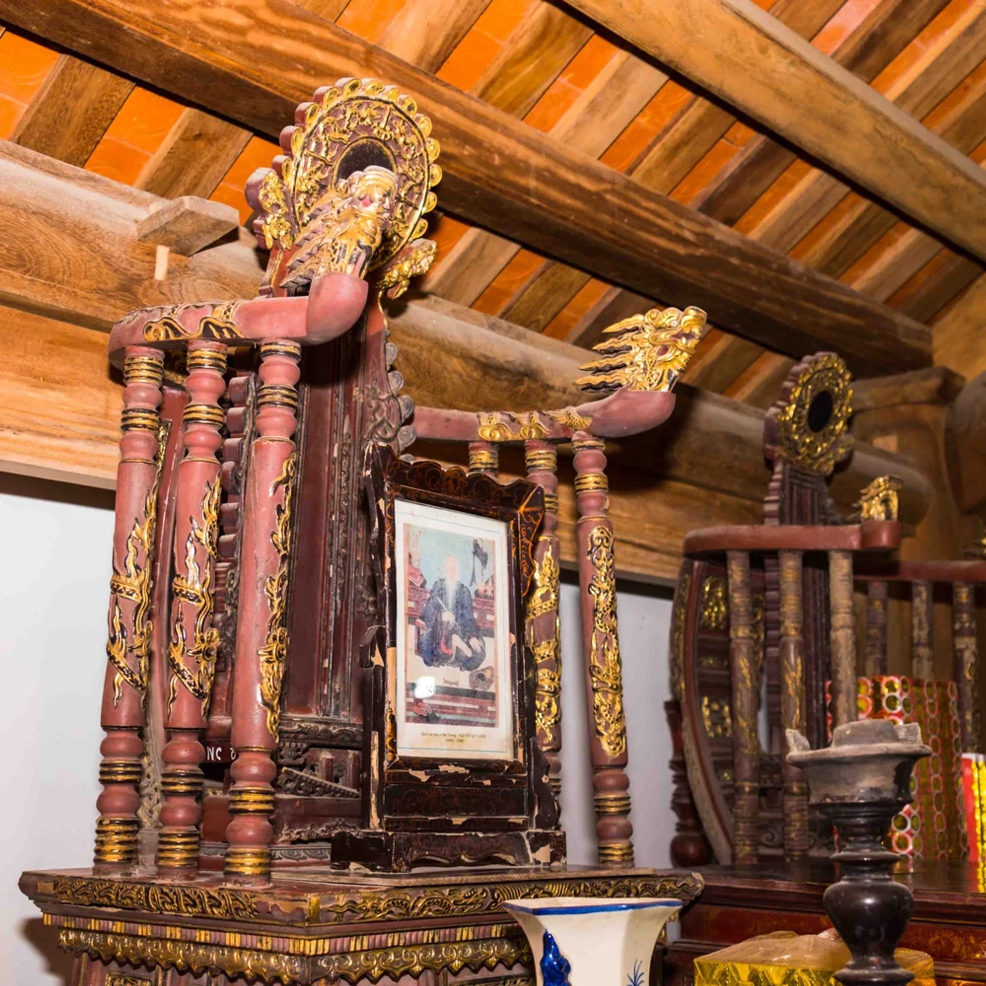 Long ngai bài vị thờ Tham tụng Nguyễn Quý Kính chạm rồng thếp vàng