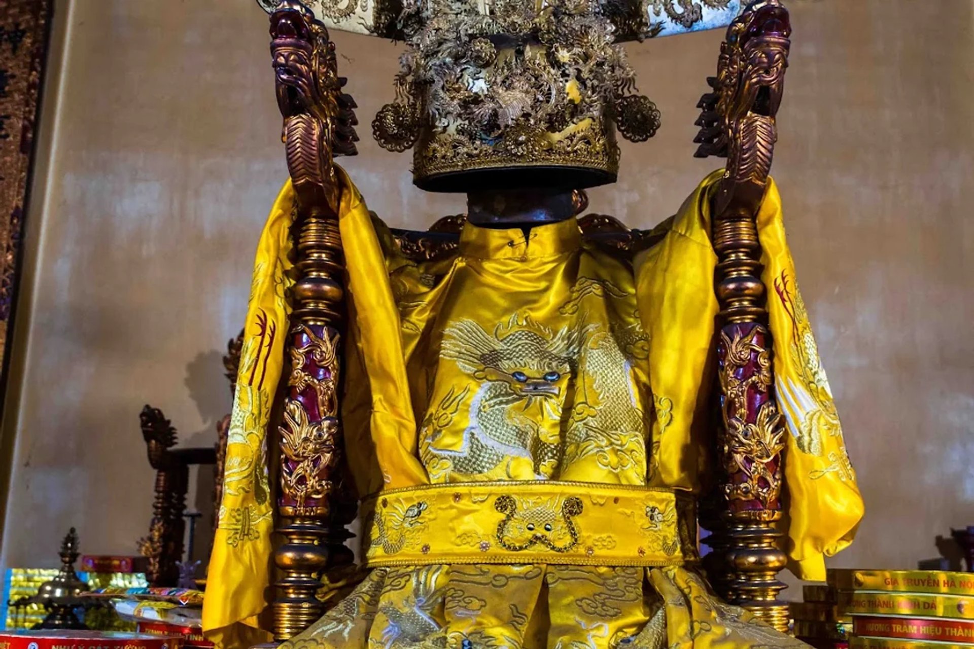 Không gian thờ Thủy Hải Long Vương tại chính điện Đình Phú Thứ
