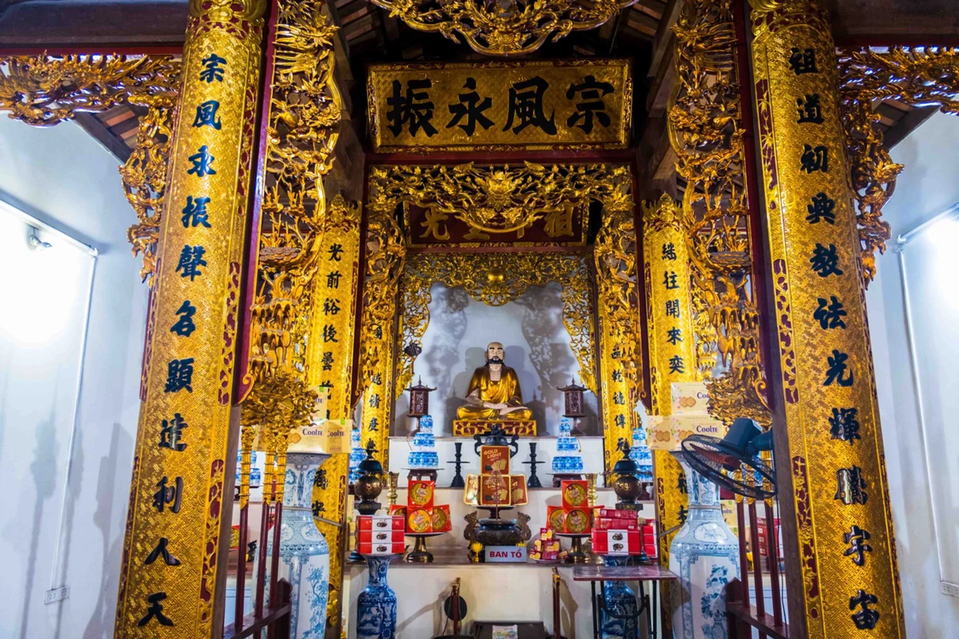 Không gian thờ tự Nhà Tổ và Nhà Mẫu Chùa Giao Quang
