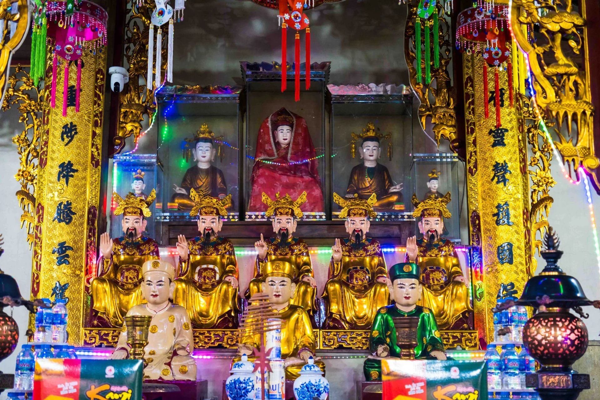 Ban thờ Tam tòa Thánh Mẫu Chùa Giao Quang