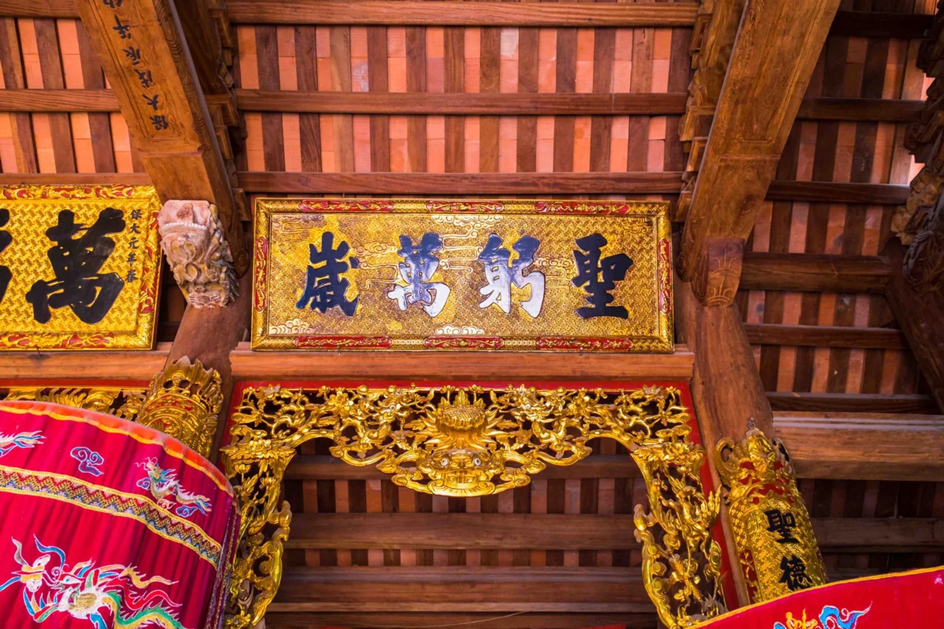 Hoành phi Thánh Cung Vạn Tuế và cửa võng chạm cửu long thếp vàng