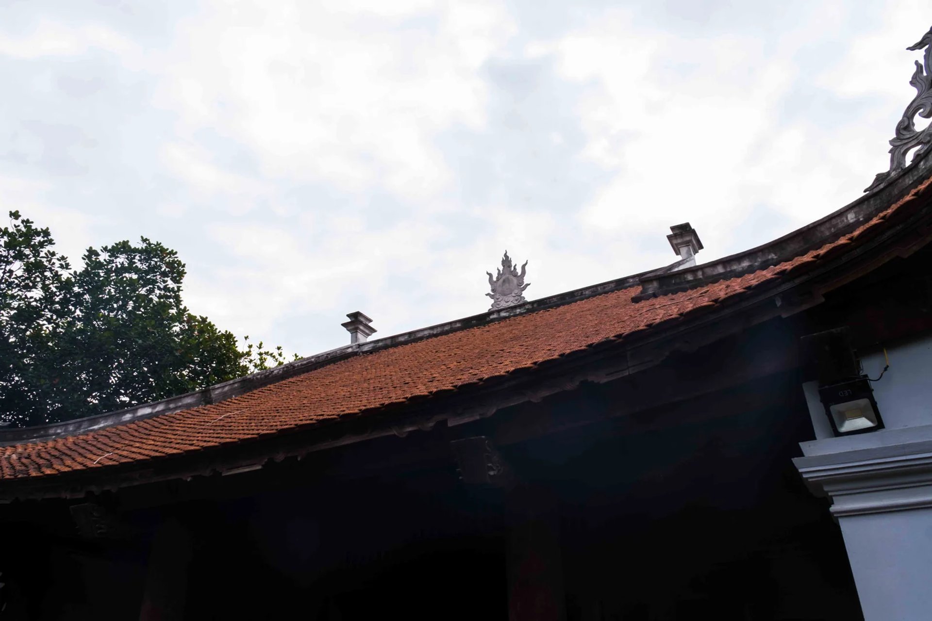 Mái ngói ri 4 đầu đao cong vút thanh thoát của Miếu Vườn Chùa