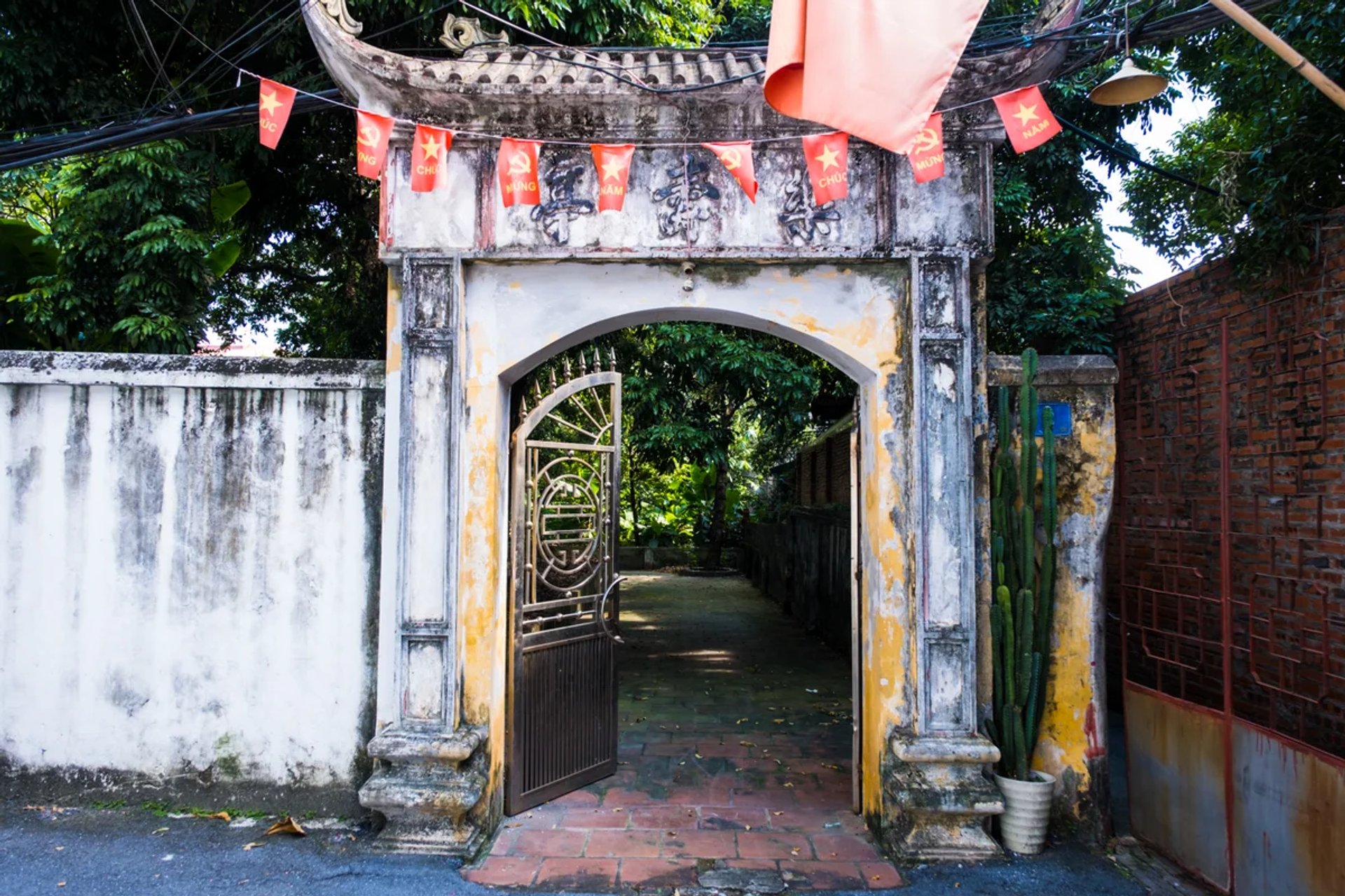Cổng vào Miếu Lạc Thọ Đình