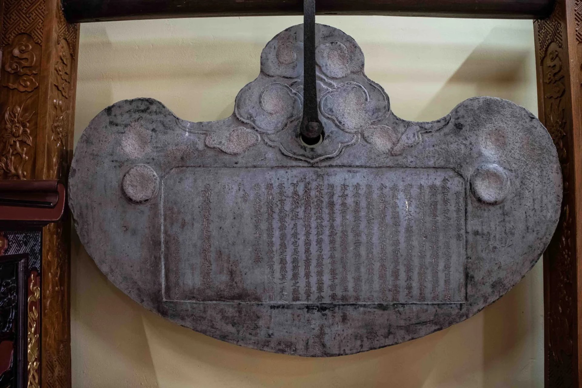 Khánh đá cổ Vĩnh Thịnh thất niên 1705