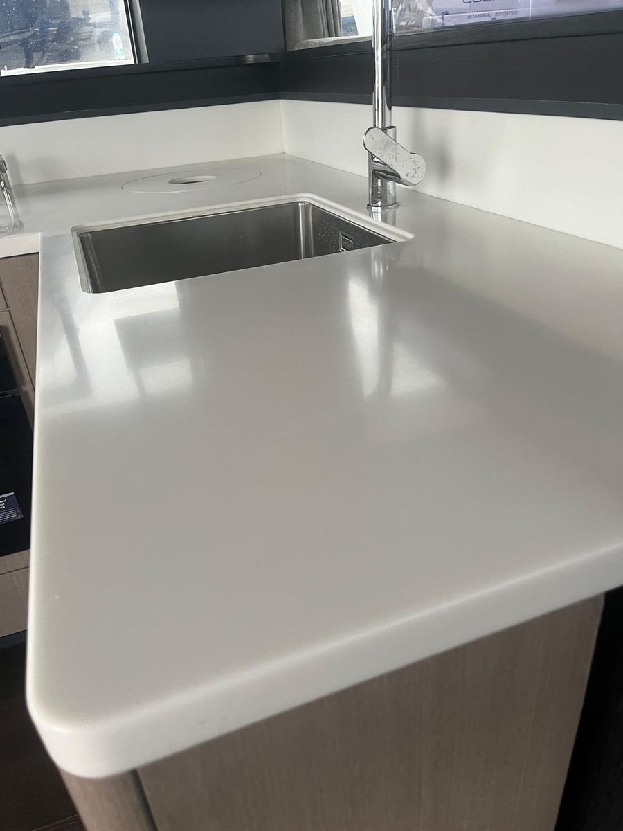 Corian işçiliğinde estetik ve işlevsellik bir arada sunulur.