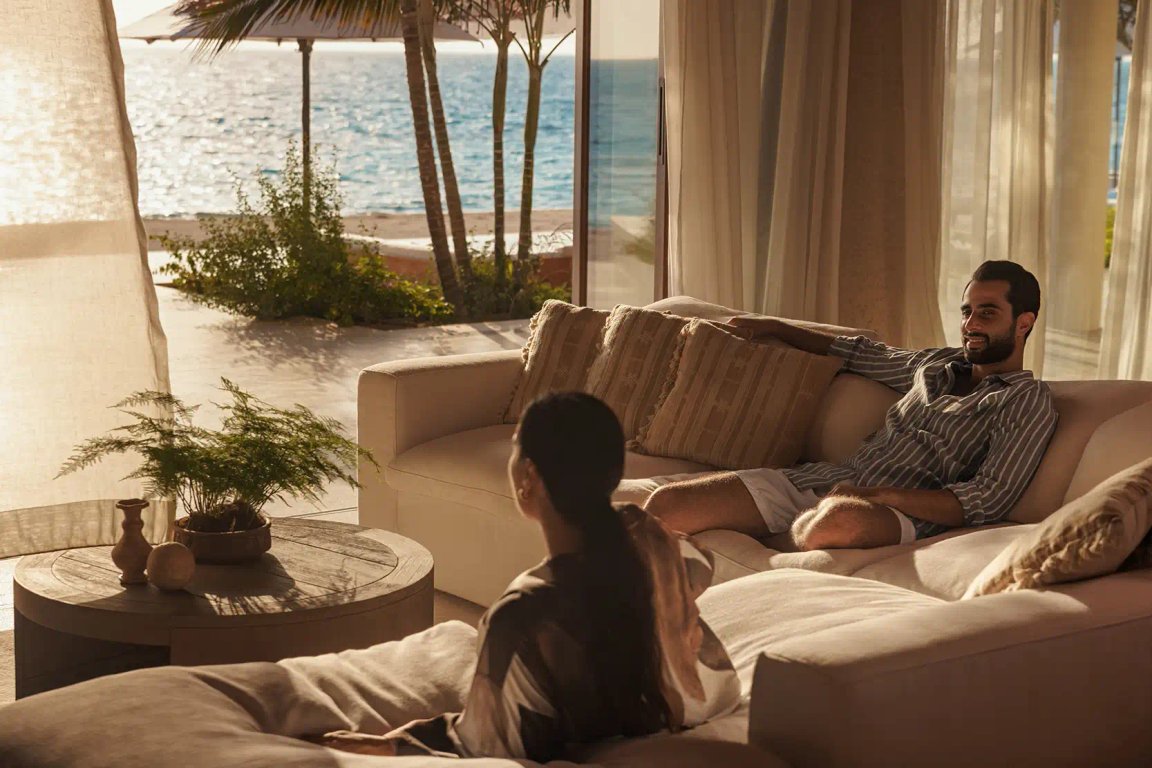 GS_Thuwal_Villa_Couple_Sofa_5569_MASTER_V2_Medium