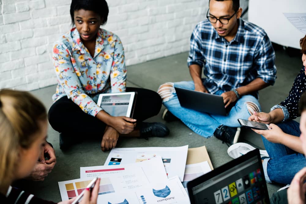Outsource or In-House? The Ultimate Guide to Choosing the Best Social Media Outsourcing Agency for Your Brand