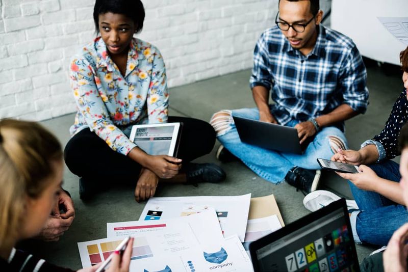 Outsource or In-House? The Ultimate Guide to Choosing the Best Social Media Outsourcing Agency for Your Brand